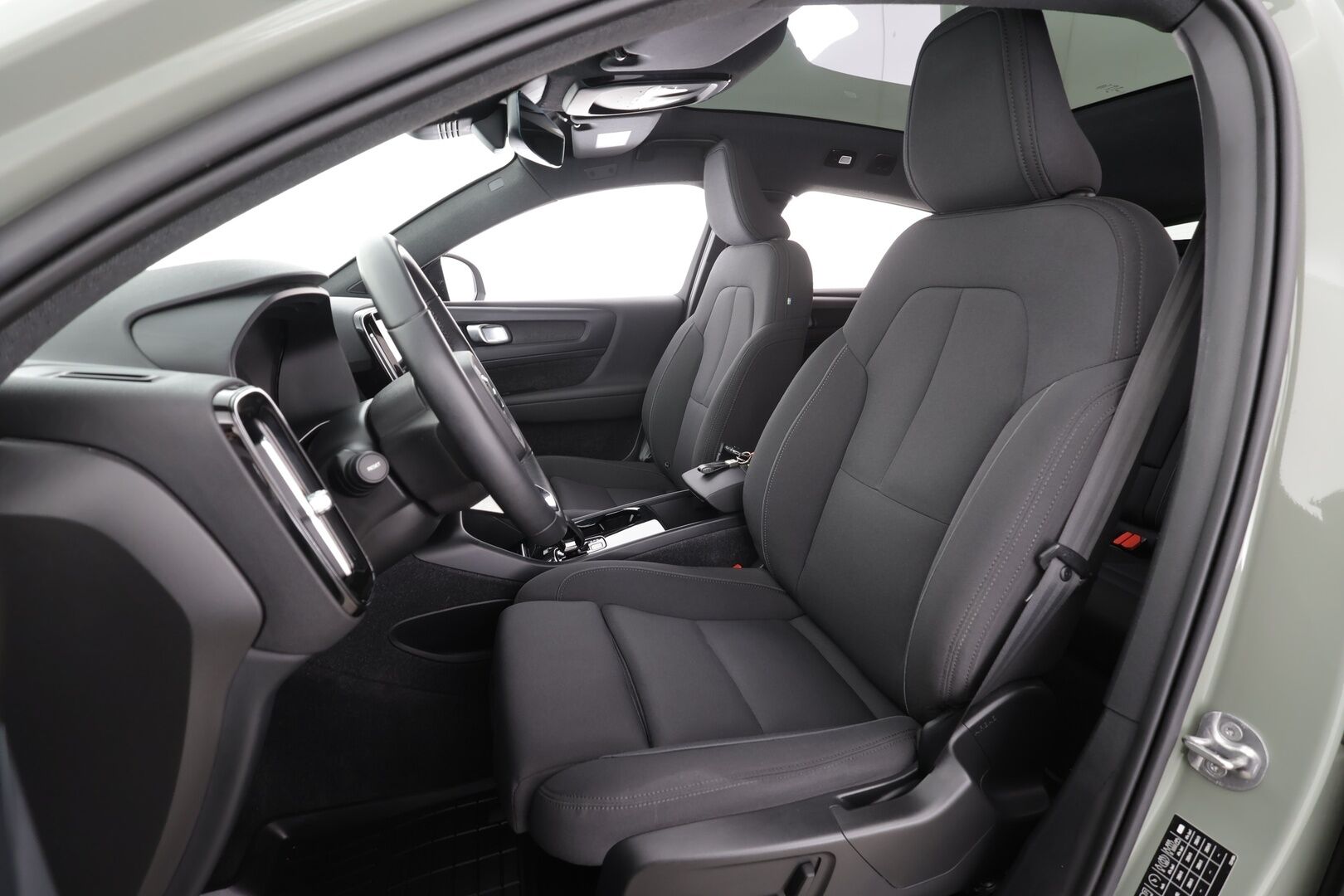 Volvo XC40 2023 Recharge aut * ILP / Koukku / Lasikatto / ACC / LED / P.Kamera / Sportpenkki Muistilla * - Akku kuntotarkastettu SoH 95,7 / 2x Latauskaapelit / Kahdet renkaat