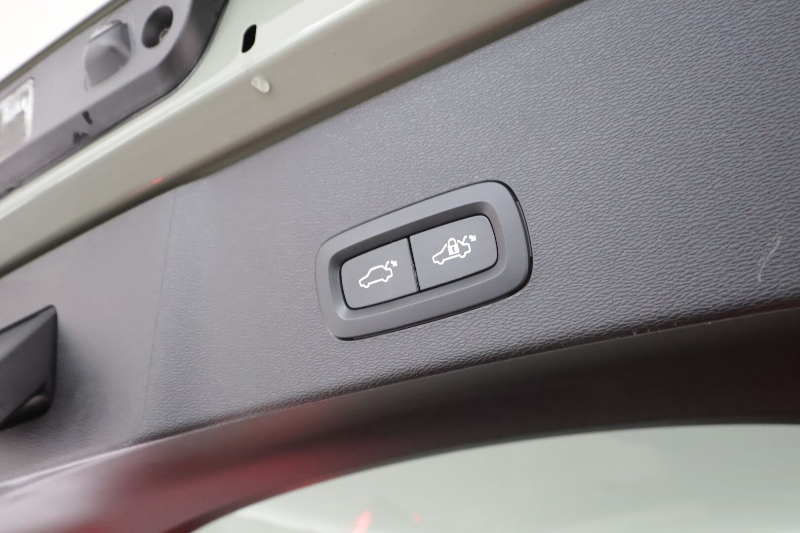 Volvo XC40 2023 Recharge aut * ILP / Koukku / Lasikatto / ACC / LED / P.Kamera / Sportpenkki Muistilla * - Akku kuntotarkastettu SoH 95,7 / 2x Latauskaapelit / Kahdet renkaat