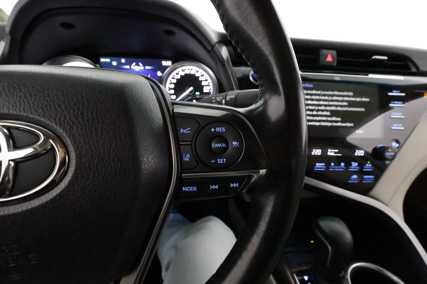 TOYOTA CAMRY 2019 2.5Hybrid Executive *HUD / JBL / LED / P.Kamera / Nahkaverhoilu / Kaistavahti / Navi / KeylessGO* - Kahdet Renkaat