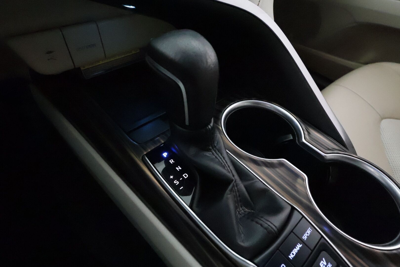 TOYOTA CAMRY 2019 2.5Hybrid Executive *HUD / JBL / LED / P.Kamera / Nahkaverhoilu / Kaistavahti / Navi / KeylessGO* - Kahdet Renkaat