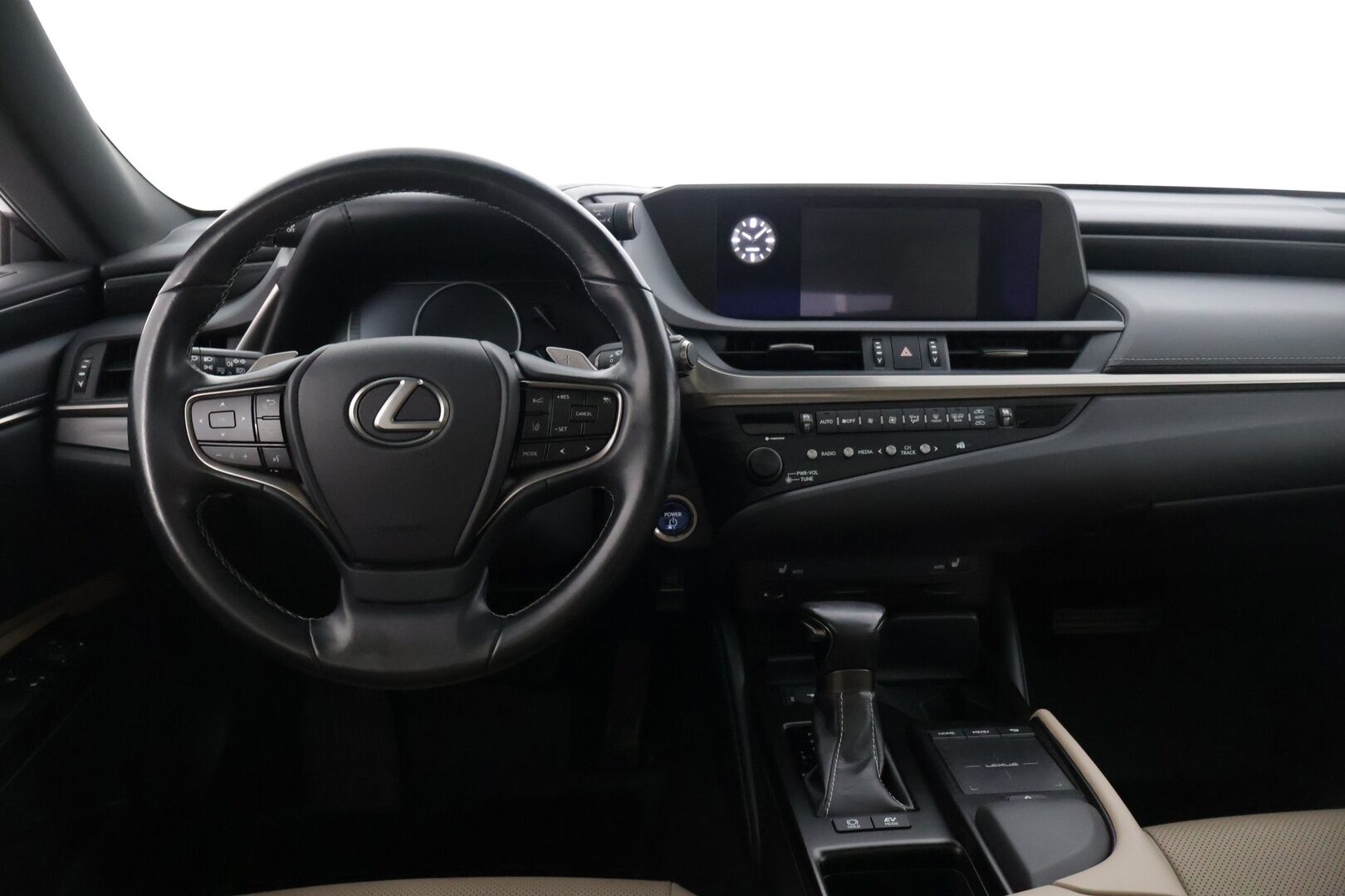 LEXUS ES 2019 300H Comfort * Adapt.Vakkari / Keyless Go / Nahkasisusta / Peruutuskamera / Digimittaristo / Kattoluukku * - 3,99 % KORKOTARJOUS TÄHÄN AUTOON - * Näyttävä Business-luokan Lexus / Hyvillä varusteilla / 2x Renkailla ja vanteilla * 