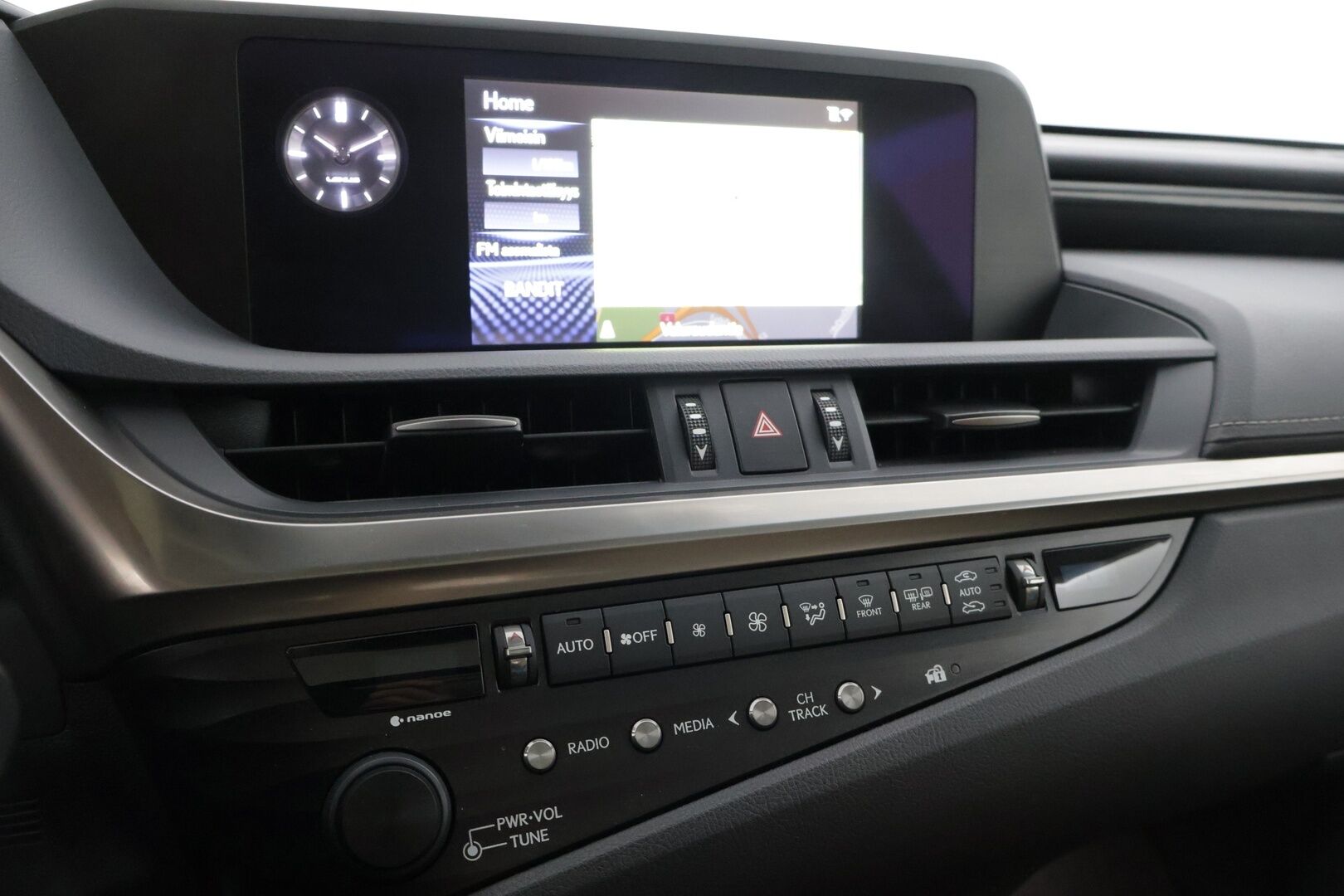 LEXUS ES 2019 300H Comfort * Adapt.Vakkari / Keyless Go / Nahkasisusta / Peruutuskamera / Digimittaristo / Kattoluukku * - 3,99 % KORKOTARJOUS TÄHÄN AUTOON - * Näyttävä Business-luokan Lexus / Hyvillä varusteilla / 2x Renkailla ja vanteilla * 