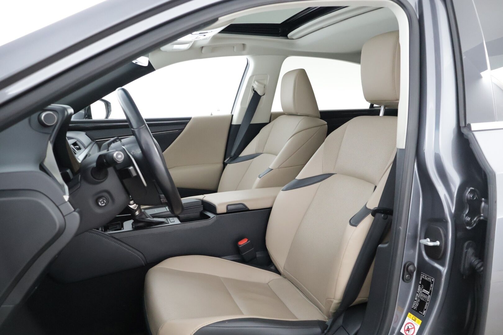LEXUS ES 2019 300H Comfort * Adapt.Vakkari / Keyless Go / Nahkasisusta / Peruutuskamera / Digimittaristo / Kattoluukku * - 3,99 % KORKOTARJOUS TÄHÄN AUTOON - * Näyttävä Business-luokan Lexus / Hyvillä varusteilla / 2x Renkailla ja vanteilla * 