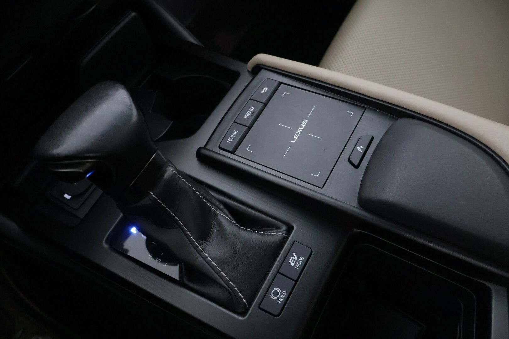 LEXUS ES 2019 300H Comfort * Adapt.Vakkari / Keyless Go / Nahkasisusta / Peruutuskamera / Digimittaristo / Kattoluukku * - 3,99 % KORKOTARJOUS TÄHÄN AUTOON - * Näyttävä Business-luokan Lexus / Hyvillä varusteilla / 2x Renkailla ja vanteilla * 
