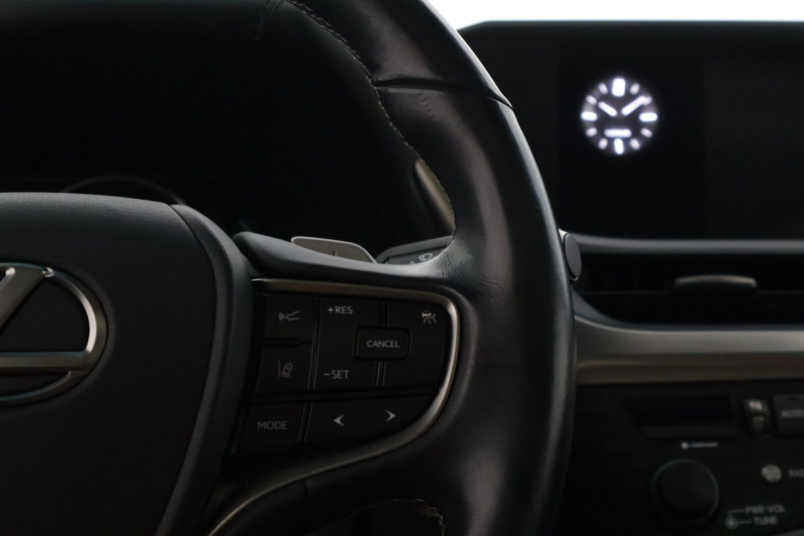 LEXUS ES 2019 300H Comfort * Adapt.Vakkari / Keyless Go / Nahkasisusta / Peruutuskamera / Digimittaristo / Kattoluukku * - 3,99 % KORKOTARJOUS TÄHÄN AUTOON - * Näyttävä Business-luokan Lexus / Hyvillä varusteilla / 2x Renkailla ja vanteilla * 