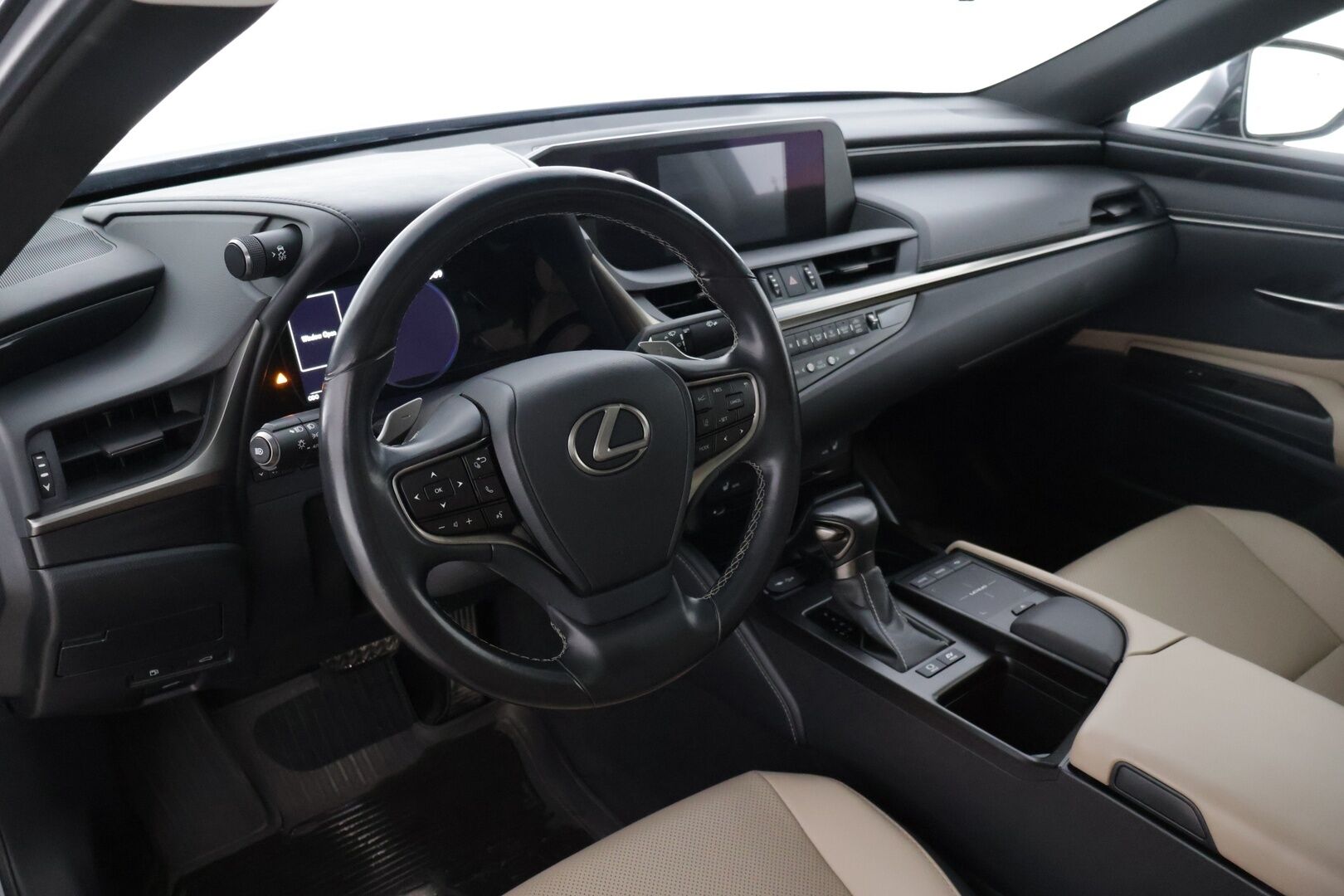 LEXUS ES 2019 300H Comfort * Adapt.Vakkari / Keyless Go / Nahkasisusta / Peruutuskamera / Digimittaristo / Kattoluukku * - 3,99 % KORKOTARJOUS TÄHÄN AUTOON - * Näyttävä Business-luokan Lexus / Hyvillä varusteilla / 2x Renkailla ja vanteilla * 