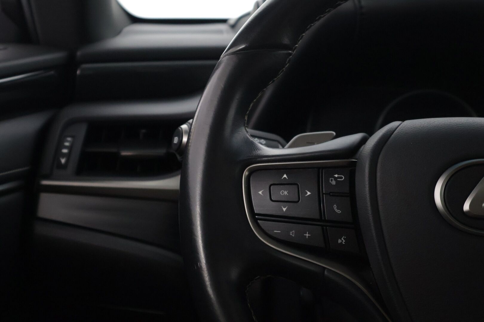 LEXUS ES 2019 300H Comfort * Adapt.Vakkari / Keyless Go / Nahkasisusta / Peruutuskamera / Digimittaristo / Kattoluukku * - 3,99 % KORKOTARJOUS TÄHÄN AUTOON - * Näyttävä Business-luokan Lexus / Hyvillä varusteilla / 2x Renkailla ja vanteilla * 