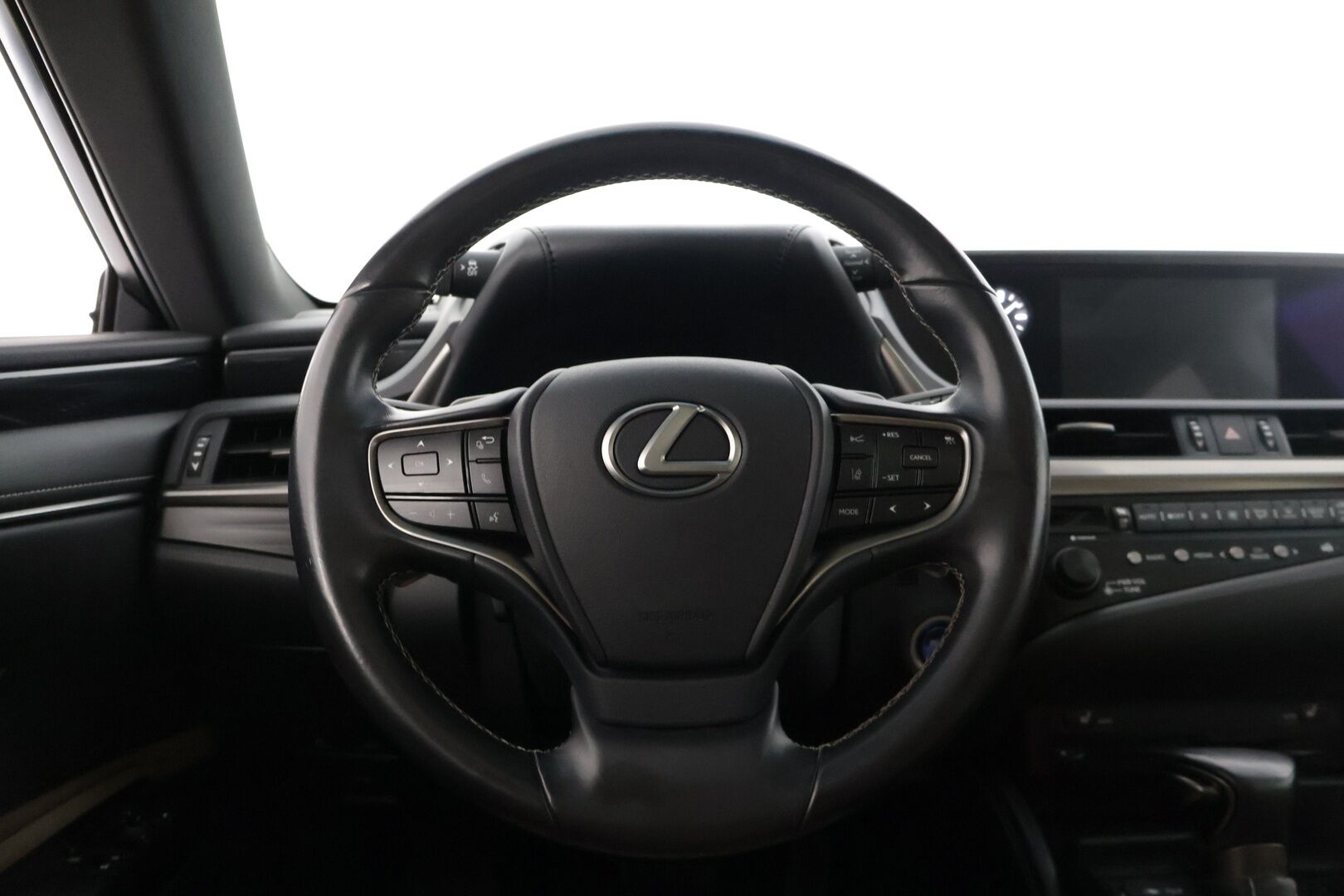 LEXUS ES 2019 300H Comfort * Adapt.Vakkari / Keyless Go / Nahkasisusta / Peruutuskamera / Digimittaristo / Kattoluukku * - 3,99 % KORKOTARJOUS TÄHÄN AUTOON - * Näyttävä Business-luokan Lexus / Hyvillä varusteilla / 2x Renkailla ja vanteilla * 