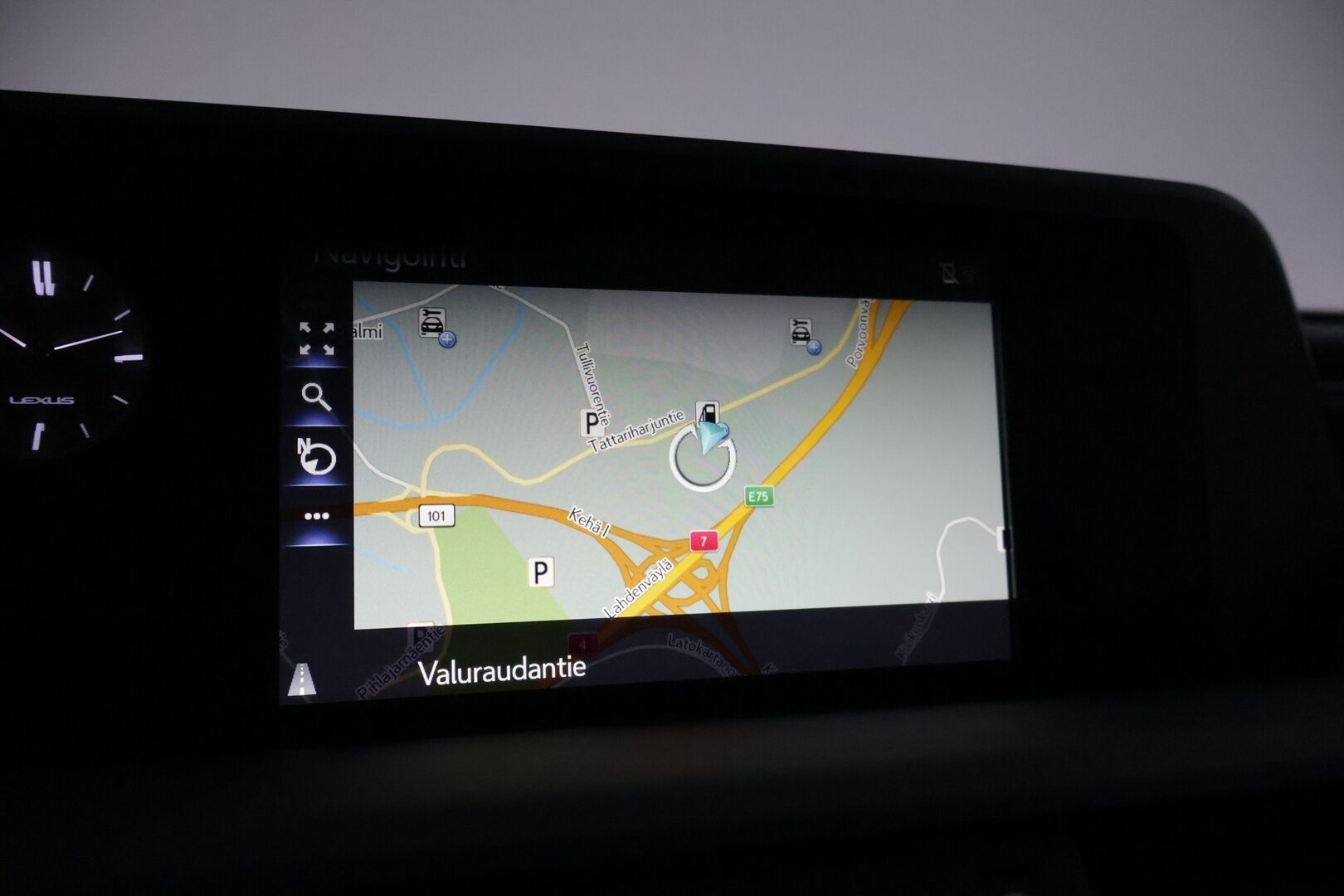 LEXUS ES 2019 300H Comfort * Adapt.Vakkari / Keyless Go / Nahkasisusta / Peruutuskamera / Digimittaristo / Kattoluukku * - 3,99 % KORKOTARJOUS TÄHÄN AUTOON - * Näyttävä Business-luokan Lexus / Hyvillä varusteilla / 2x Renkailla ja vanteilla * 