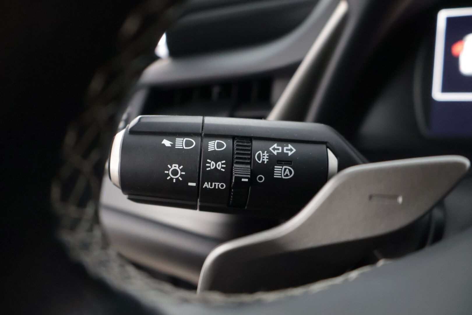LEXUS ES 2019 300H Comfort * Adapt.Vakkari / Keyless Go / Nahkasisusta / Peruutuskamera / Digimittaristo / Kattoluukku * - 3,99 % KORKOTARJOUS TÄHÄN AUTOON - * Näyttävä Business-luokan Lexus / Hyvillä varusteilla / 2x Renkailla ja vanteilla * 