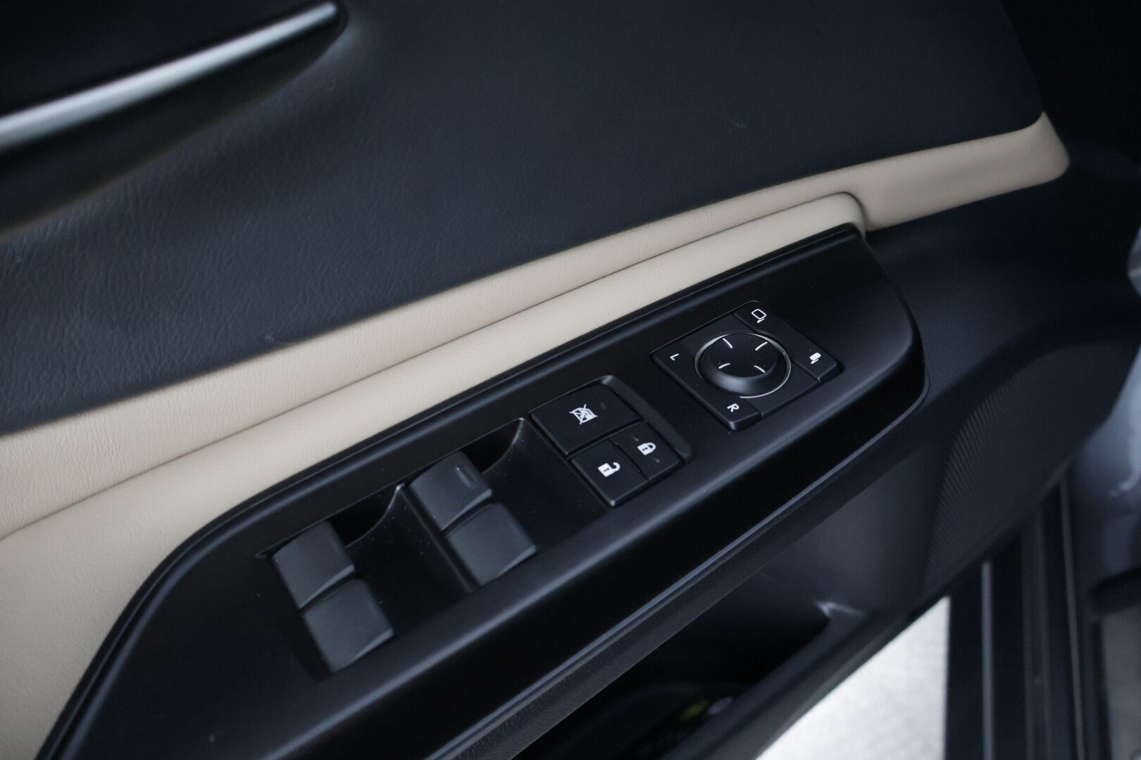 LEXUS ES 2019 300H Comfort * Adapt.Vakkari / Keyless Go / Nahkasisusta / Peruutuskamera / Digimittaristo / Kattoluukku * - 3,99 % KORKOTARJOUS TÄHÄN AUTOON - * Näyttävä Business-luokan Lexus / Hyvillä varusteilla / 2x Renkailla ja vanteilla * 