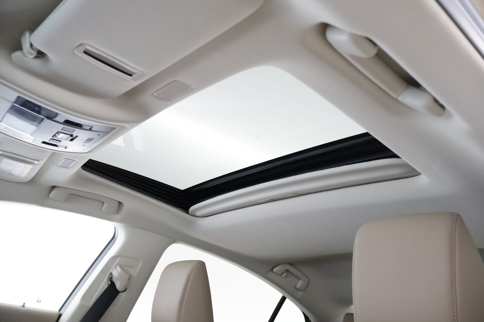 LEXUS ES 2019 300H Comfort * Adapt.Vakkari / Keyless Go / Nahkasisusta / Peruutuskamera / Digimittaristo / Kattoluukku * - 3,99 % KORKOTARJOUS TÄHÄN AUTOON - * Näyttävä Business-luokan Lexus / Hyvillä varusteilla / 2x Renkailla ja vanteilla * 