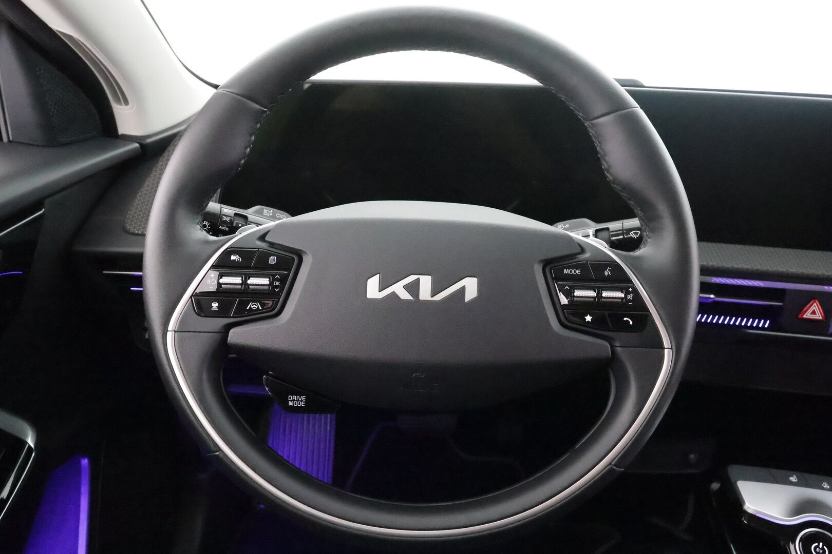 KIA EV6 2022 RWD 77 kWh 229 hv - | ACC | ILP | Koukku | Nahkasisusta | Ambient light | P.kamera | HDA | CTA | BSM | Lämm. ratti | Sähk. takaluukku | Merkkihuollot | 2x renkaat aluin 
