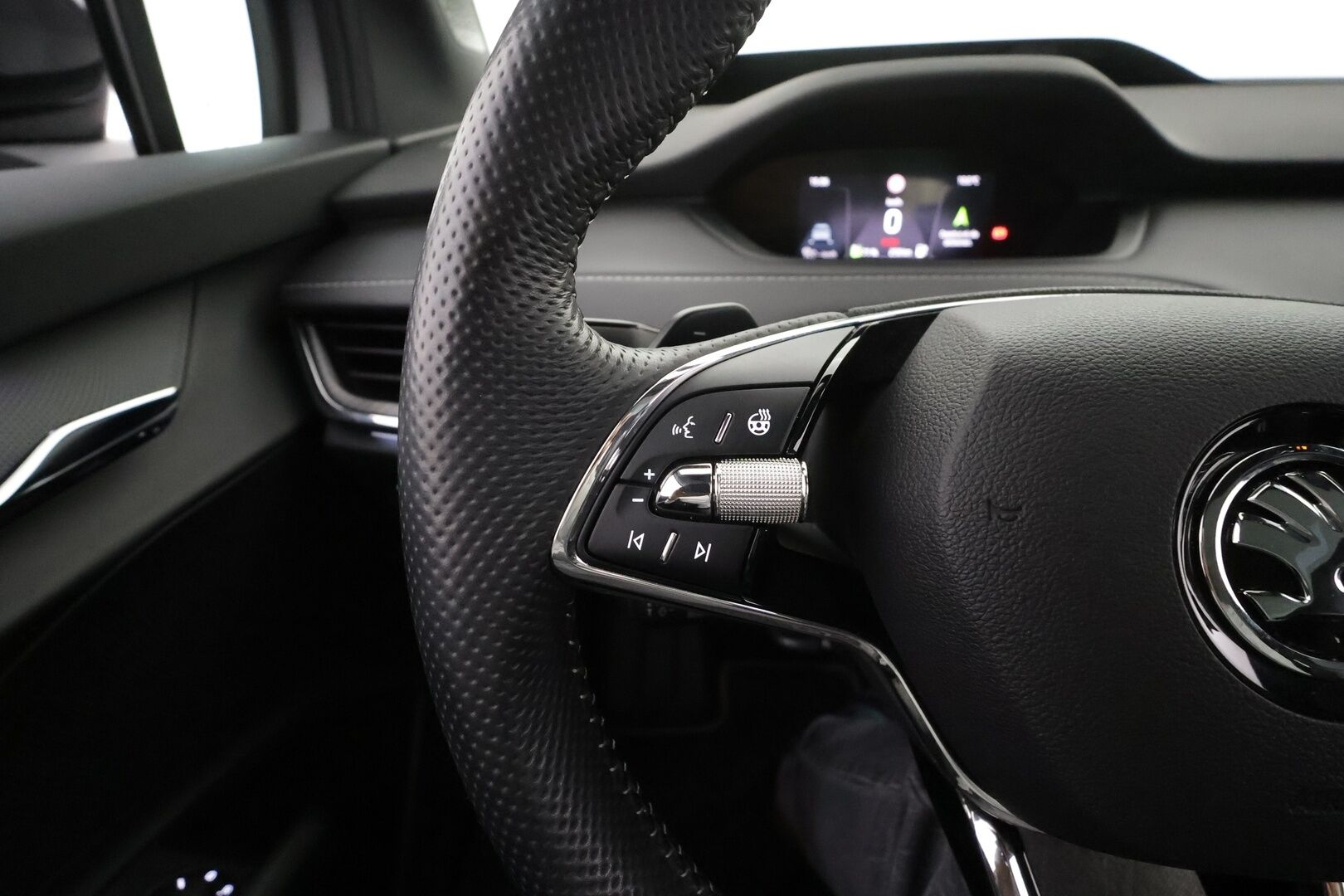 SKODA ENYAQ 2023 Coupe 80x 4x4 RS iV * ACC / ILP / Hierovat Muistipenkit / Matrix-LED / Lasikatto / HUD / Canton / P.kamera / koukku *