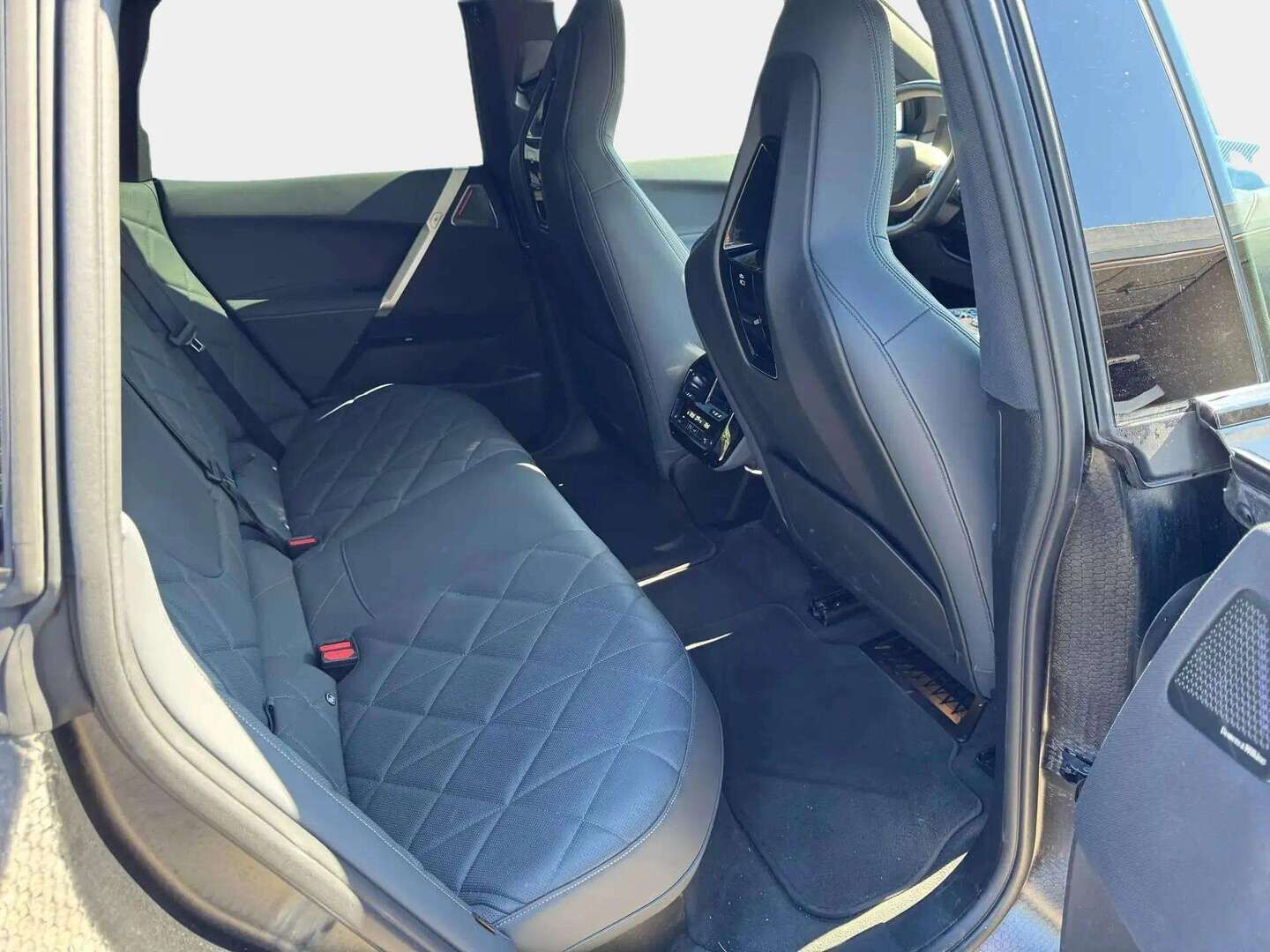 BMW iX 2023 M60 - Sport package / Sähköipenkit / B&W / Parking ja Driving assistant Professional / Sky Lounge panorama katto / Koukku / Soft-Close-ovet / Comfort access / 