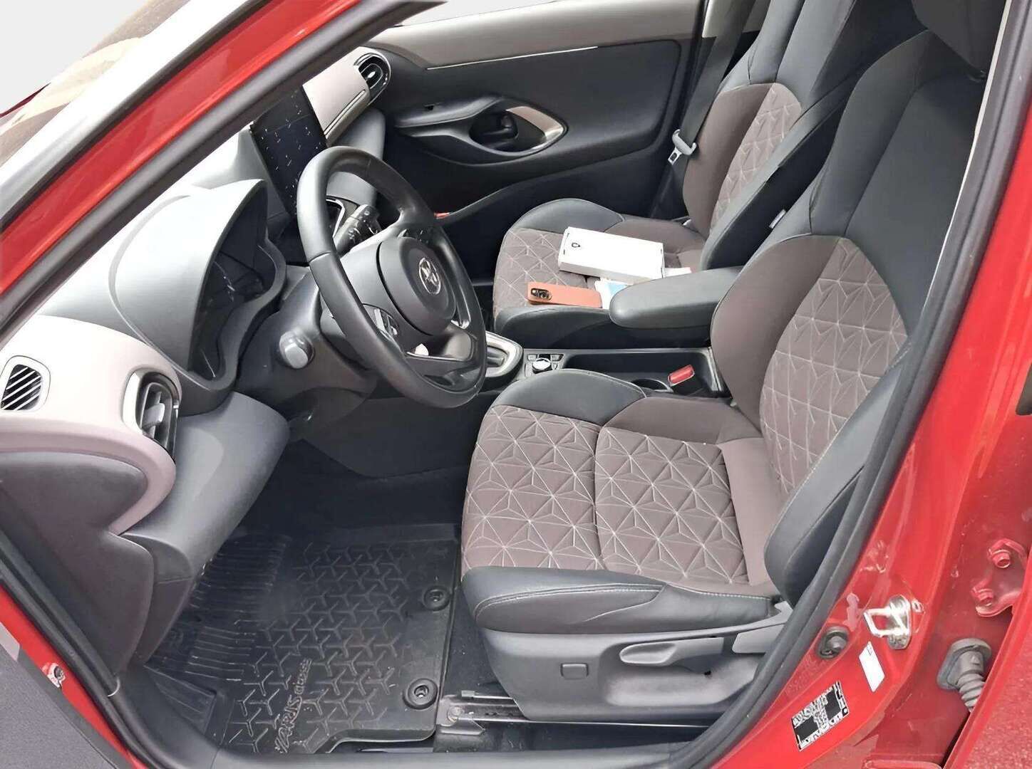 Toyota Yaris Cross 2024 1,5 Hybrid AWD-i Premium Tulossa!!! - Koukku / ACC / P.kamera / Led / Navi / Keinonahka-kangasverhoilu / 