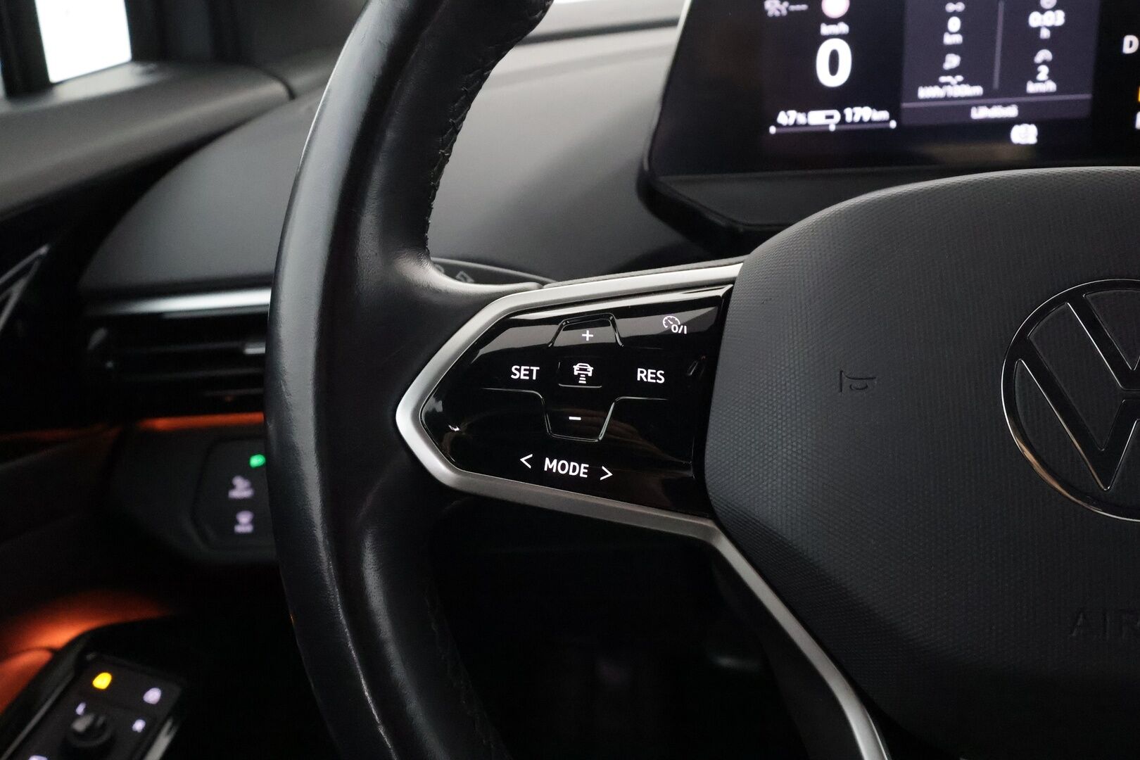 VOLKSWAGEN ID.4 2022 150kW 82kWh Pro Performance - | ACC | ILP | Koukku | IQ.Light | P.kamera ja tutkat | Keyless | Lane Assist | Ambient light | Lämm. ratti | Lämm. tuulilasi | 2x renkaat aluin | ALV | 