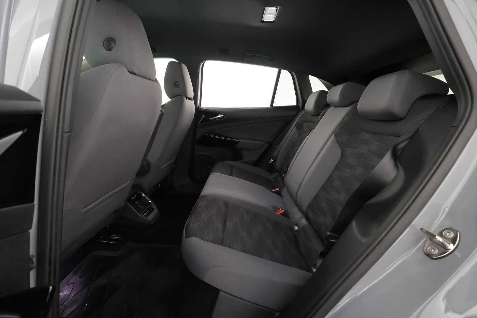 VOLKSWAGEN ID.4 2022 150kW 82kWh Pro Performance - | ACC | ILP | Koukku | IQ.Light | P.kamera ja tutkat | Keyless | Lane Assist | Ambient light | Lämm. ratti | Lämm. tuulilasi | 2x renkaat aluin | ALV | 