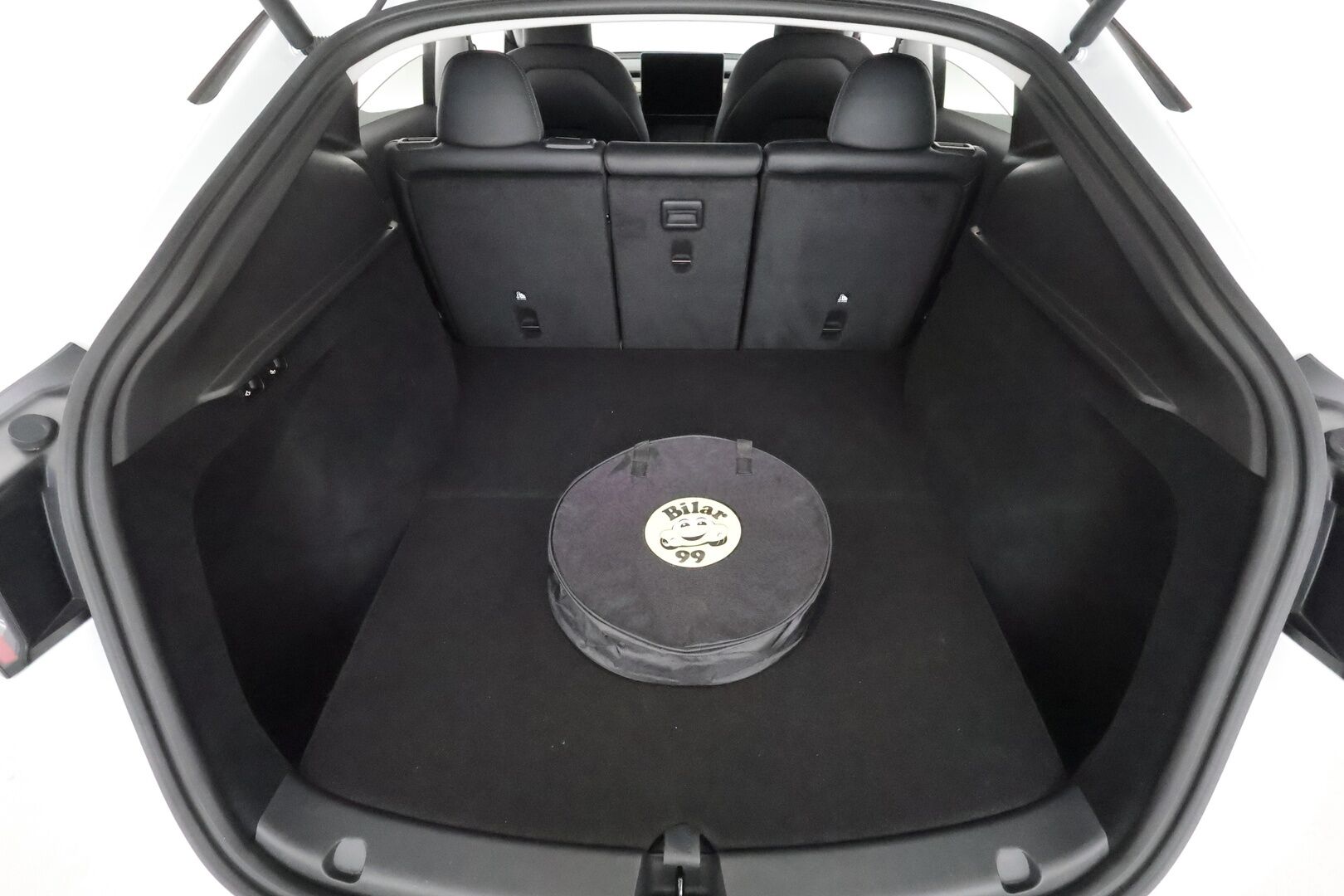 TESLA MODEL Y 2023 Long Range Dual Motor **Lasikatto / Lämpöpumppu / Koukku / Adapt.Vakkari / Matrix-LED / P.Kamera / Premium Audio** - 3,99 % KORKOTARJOUS TÄHÄN AUTOON - Nahkaverhoilu / Navi / Kaistavahti / KeylessGO