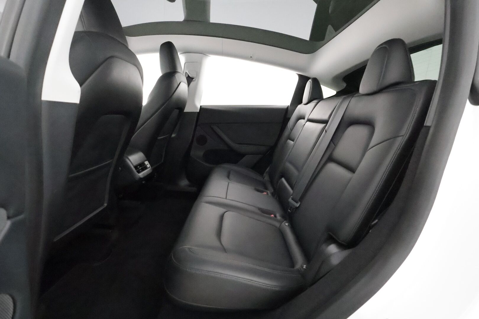 TESLA MODEL Y 2023 Long Range Dual Motor **Lasikatto / Lämpöpumppu / Koukku / Adapt.Vakkari / Matrix-LED / P.Kamera / Premium Audio** - 3,99 % KORKOTARJOUS TÄHÄN AUTOON - Nahkaverhoilu / Navi / Kaistavahti / KeylessGO