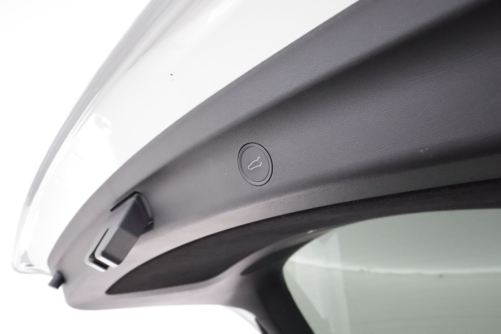 TESLA MODEL Y 2023 Long Range Dual Motor **Lasikatto / Lämpöpumppu / Koukku / Adapt.Vakkari / Matrix-LED / P.Kamera / Premium Audio** - 3,99 % KORKOTARJOUS TÄHÄN AUTOON - Nahkaverhoilu / Navi / Kaistavahti / KeylessGO