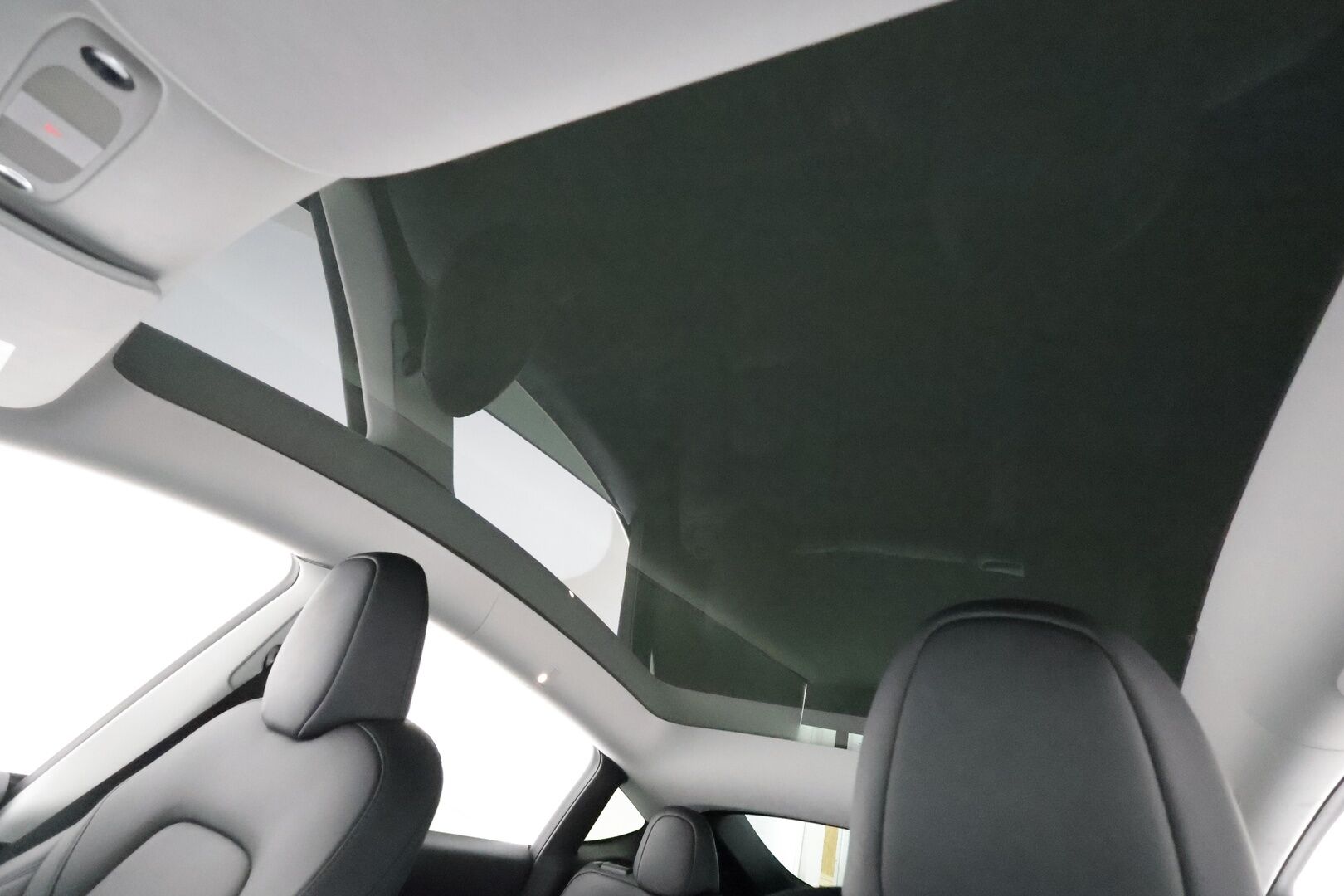 TESLA MODEL Y 2023 Long Range Dual Motor **Lasikatto / Lämpöpumppu / Koukku / Adapt.Vakkari / Matrix-LED / P.Kamera / Premium Audio** - 3,99 % KORKOTARJOUS TÄHÄN AUTOON - Nahkaverhoilu / Navi / Kaistavahti / KeylessGO