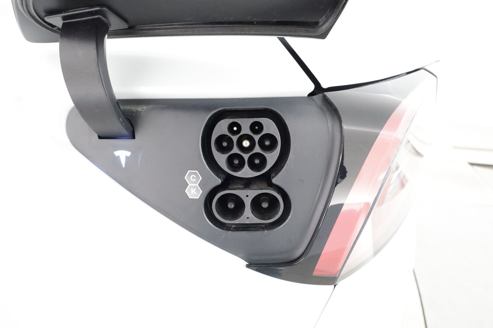 TESLA MODEL Y 2023 Long Range Dual Motor **Lasikatto / Lämpöpumppu / Koukku / Adapt.Vakkari / Matrix-LED / P.Kamera / Premium Audio** - 3,99 % KORKOTARJOUS TÄHÄN AUTOON - Nahkaverhoilu / Navi / Kaistavahti / KeylessGO