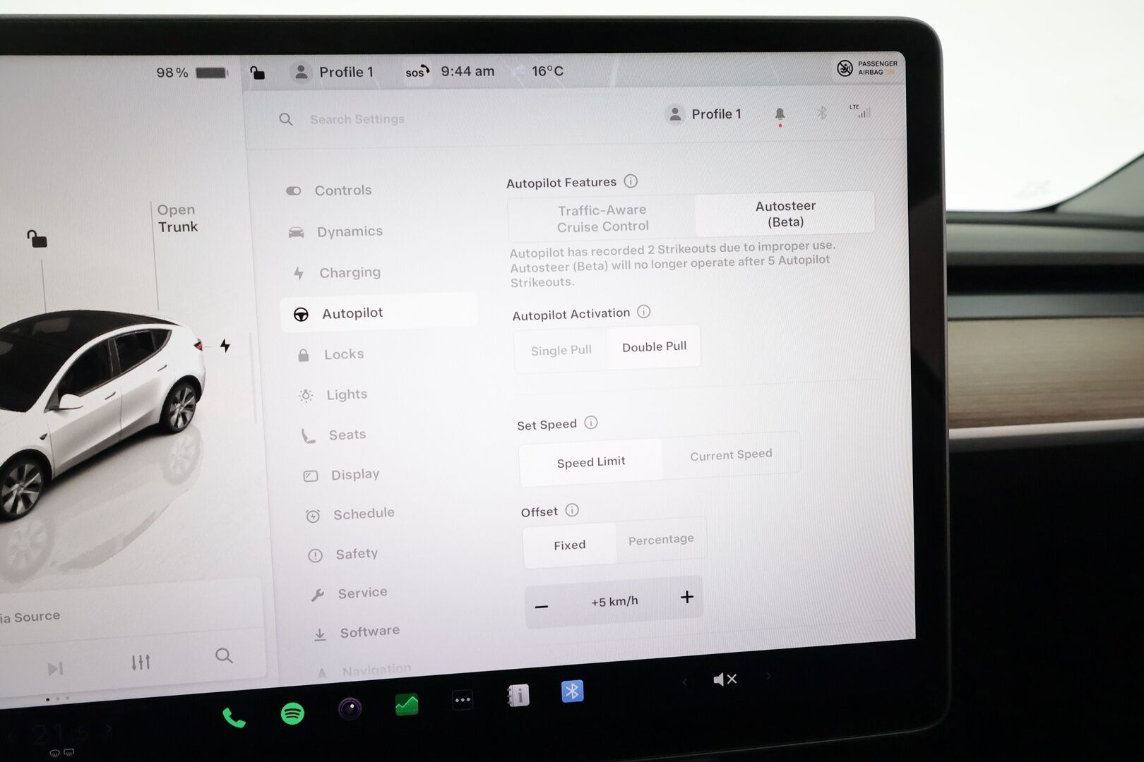 TESLA MODEL Y 2023 Long Range Dual Motor **Lasikatto / Lämpöpumppu / Koukku / Adapt.Vakkari / Matrix-LED / P.Kamera / Premium Audio** - 3,99 % KORKOTARJOUS TÄHÄN AUTOON - Nahkaverhoilu / Navi / Kaistavahti / KeylessGO