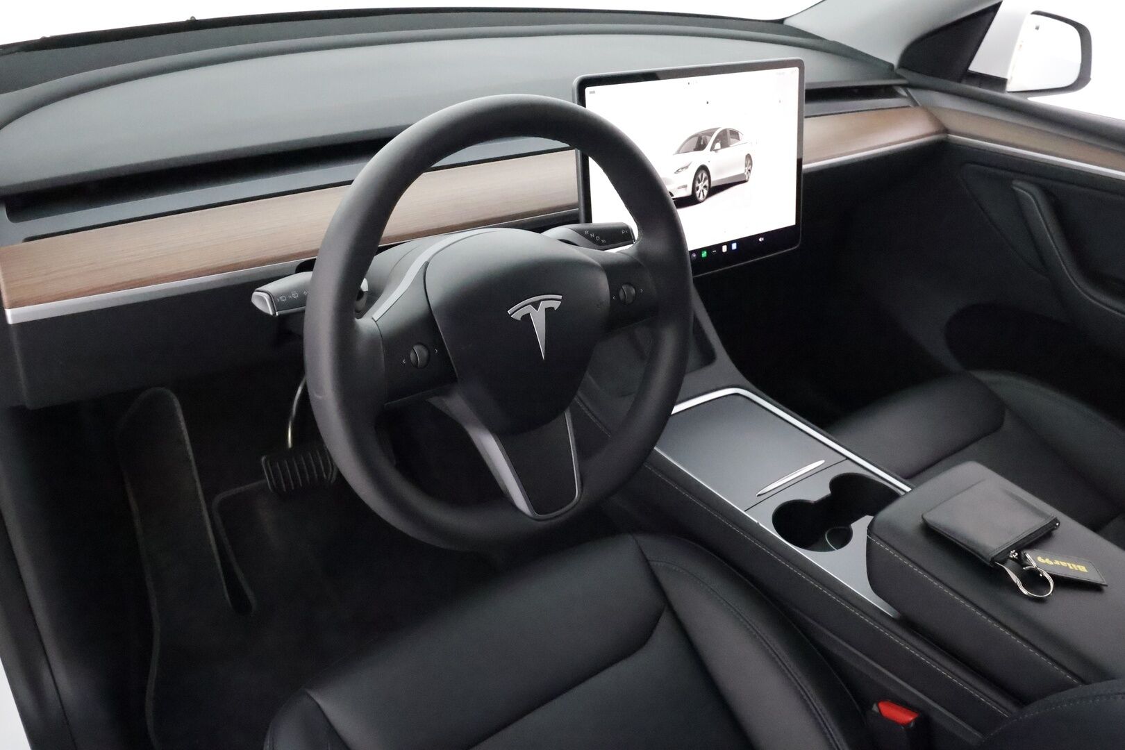 TESLA MODEL Y 2023 Long Range Dual Motor **Lasikatto / Lämpöpumppu / Koukku / Adapt.Vakkari / Matrix-LED / P.Kamera / Premium Audio** - 3,99 % KORKOTARJOUS TÄHÄN AUTOON - Nahkaverhoilu / Navi / Kaistavahti / KeylessGO