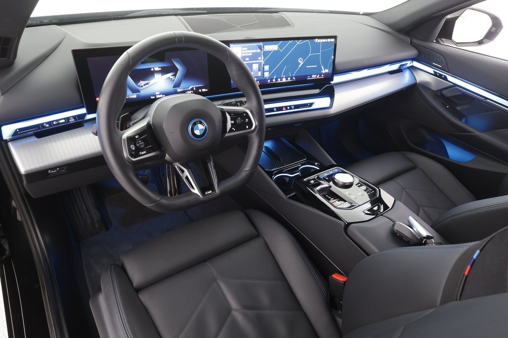 BMW I5 2025 G61 Touring xDrive40 M Sport Pro - | ACC | H&K | Iconic Glow | Akuston esilämmitys | Adapt.LED | Koukku | Adapt.Alusta | Nelipyöräohjaus | Comfort Access | Ratinlämmitin | Kahdet renkaat aluvanteilla | Huippuvarusteet |