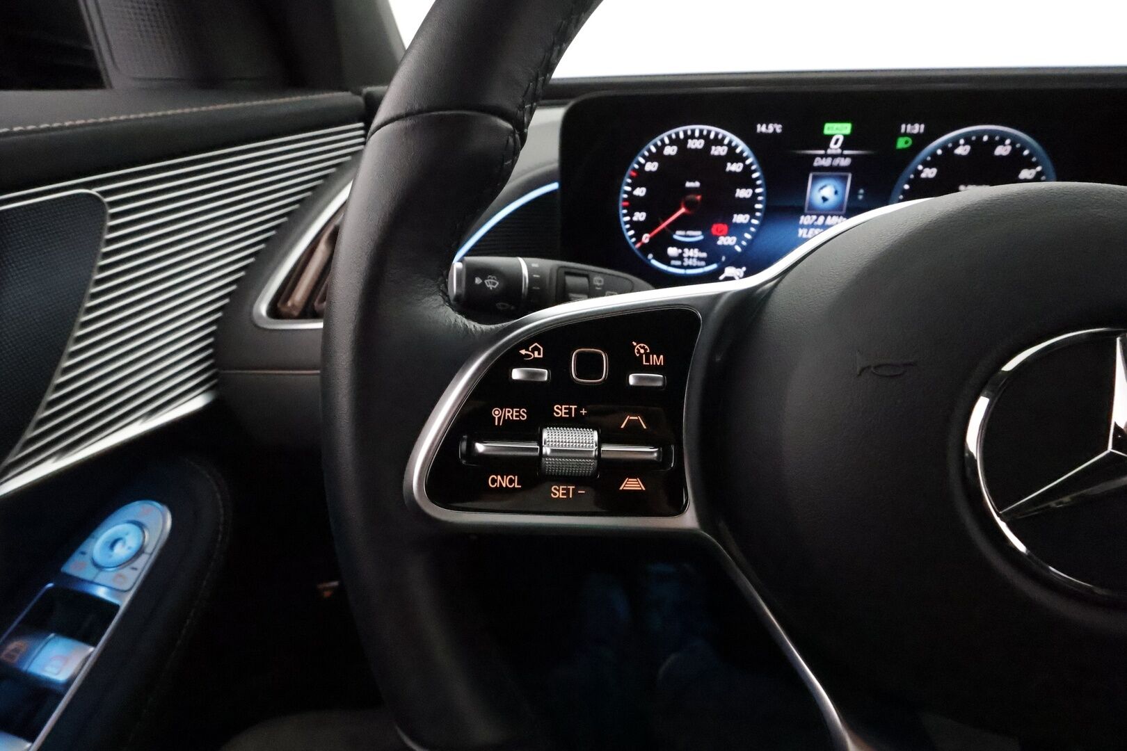 MERCEDES-BENZ EQC 2023 400 4Matic **Widescreen / Adapt.Vakkari / LED-valot / P.kamera / Sporttinahat / Navi / Kaistavahti** - 3,99 % KORKOTARJOUS TÄHÄN AUTOON - 