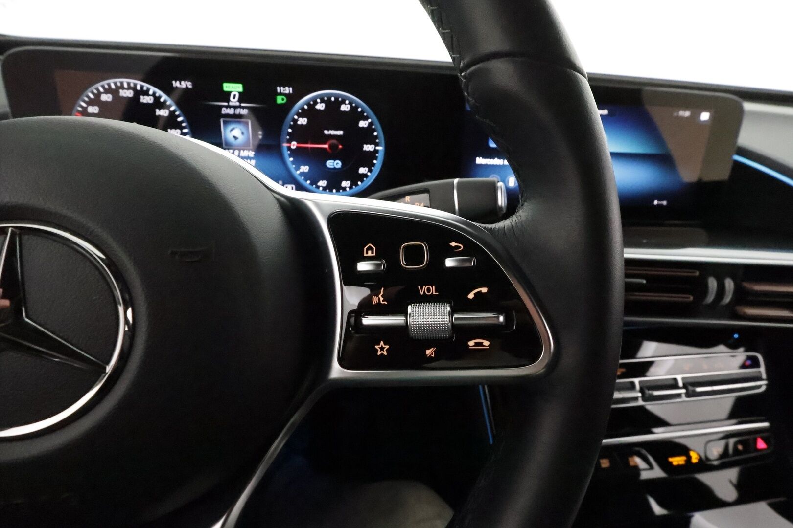 MERCEDES-BENZ EQC 2023 400 4Matic **Widescreen / Adapt.Vakkari / LED-valot / P.kamera / Sporttinahat / Navi / Kaistavahti** - 3,99 % KORKOTARJOUS TÄHÄN AUTOON - 