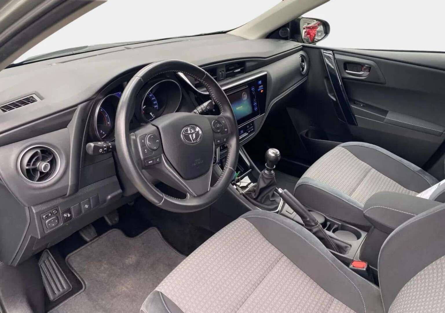 TOYOTA AURIS 2019 Hatchback 1,2 T Active - Ennakkomyynnissä! | P. kamera | Vakkari | 2x renkaat aluin | 