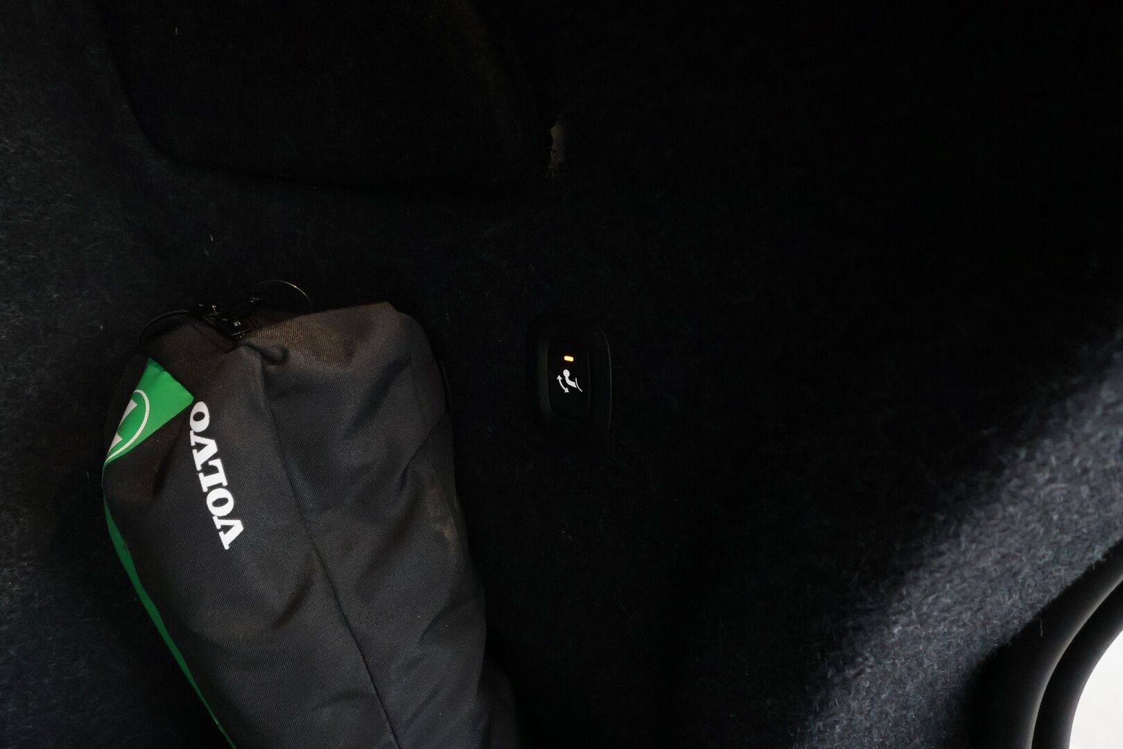 Volvo XC40 2023 Recharge Single Motor Plus * ILP / Koukku / ACC / Pixel-LED / P.Kamera / Sportpenkki Muistilla / Navi * - Akku kuntotarkastettu / 2x Latauskaapelit / Kahdet renkaat / Merkkihuollettu! - Osta nyt, maksa vasta ensi vuonna