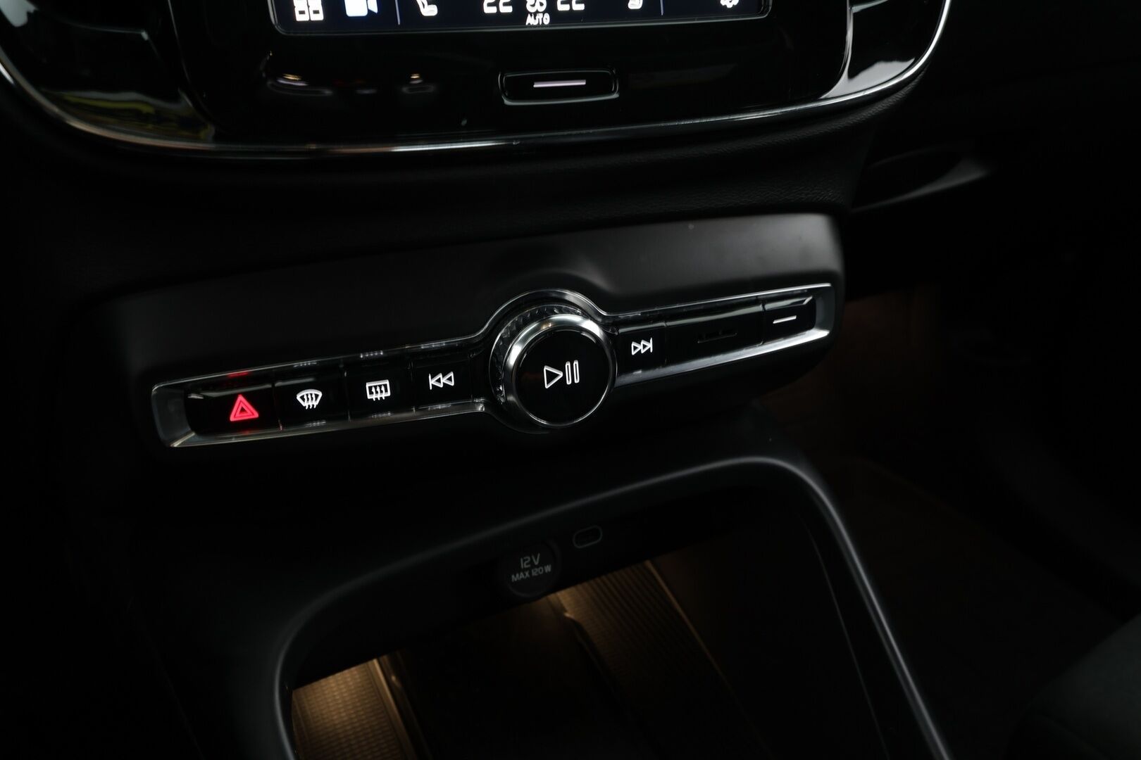 Volvo XC40 2023 Recharge Single Motor Plus * ILP / Koukku / ACC / Pixel-LED / P.Kamera / Sportpenkki Muistilla / Navi * - Akku kuntotarkastettu / 2x Latauskaapelit / Kahdet renkaat / Merkkihuollettu! - Osta nyt, maksa vasta ensi vuonna