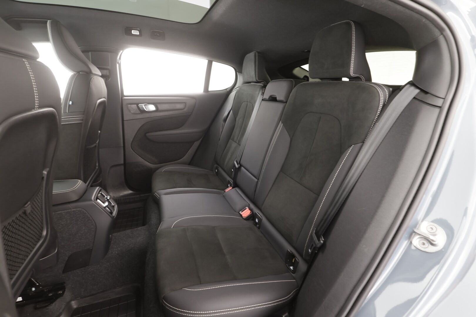 Volvo C40 2023 Recharge Plus Edition - | Pilot assist | ILP | Koukku | Lasikatto | Muistipenkki | P.kamera | Sporttipenkit | Keyless | Apple&Android | Kahde Renkaat | Koti&Kauppalaturi |