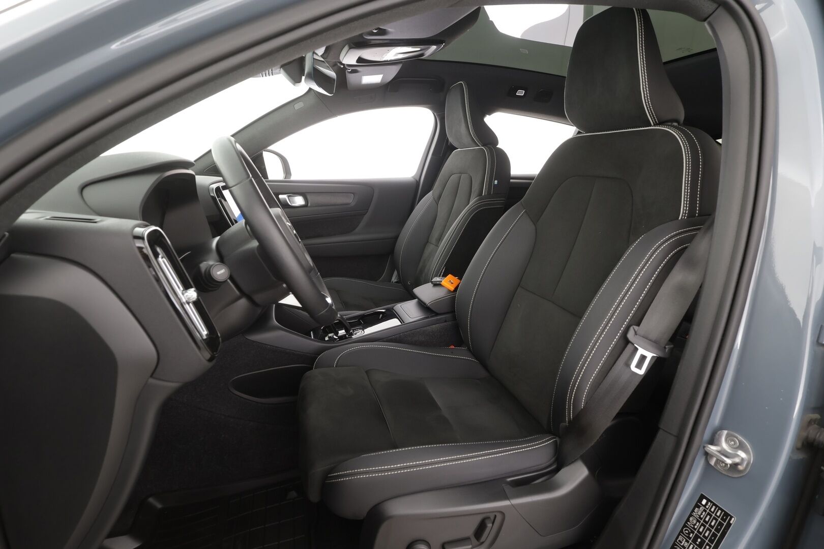 Volvo C40 2023 Recharge Plus Edition - | Pilot assist | ILP | Koukku | Lasikatto | Muistipenkki | P.kamera | Sporttipenkit | Keyless | Apple&Android | Kahde Renkaat | Koti&Kauppalaturi |
