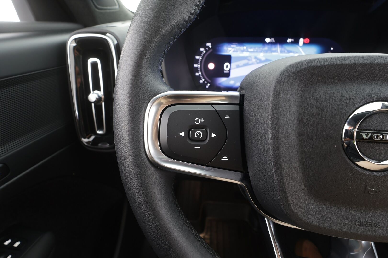 Volvo C40 2023 Recharge Plus Edition - | Pilot assist | ILP | Koukku | Lasikatto | Muistipenkki | P.kamera | Sporttipenkit | Keyless | Apple&Android | Kahde Renkaat | Koti&Kauppalaturi |
