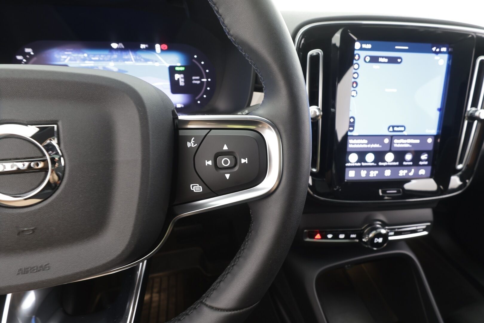 Volvo C40 2023 Recharge Plus Edition - | Pilot assist | ILP | Koukku | Lasikatto | Muistipenkki | P.kamera | Sporttipenkit | Keyless | Apple&Android | Kahde Renkaat | Koti&Kauppalaturi |