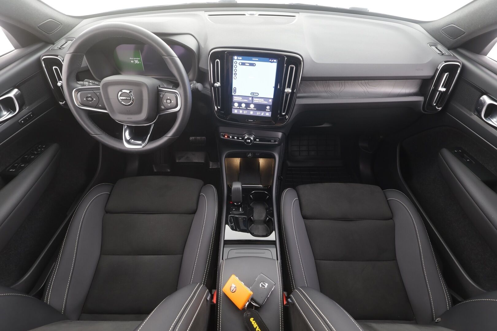 Volvo C40 2023 Recharge Plus Edition - | Pilot assist | ILP | Koukku | Lasikatto | Muistipenkki | P.kamera | Sporttipenkit | Keyless | Apple&Android | Kahde Renkaat | Koti&Kauppalaturi |