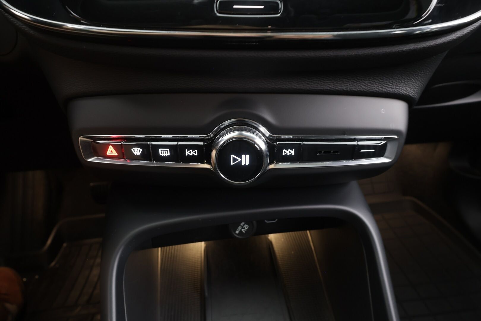 Volvo C40 2023 Recharge Plus Edition - | Pilot assist | ILP | Koukku | Lasikatto | Muistipenkki | P.kamera | Sporttipenkit | Keyless | Apple&Android | Kahde Renkaat | Koti&Kauppalaturi |