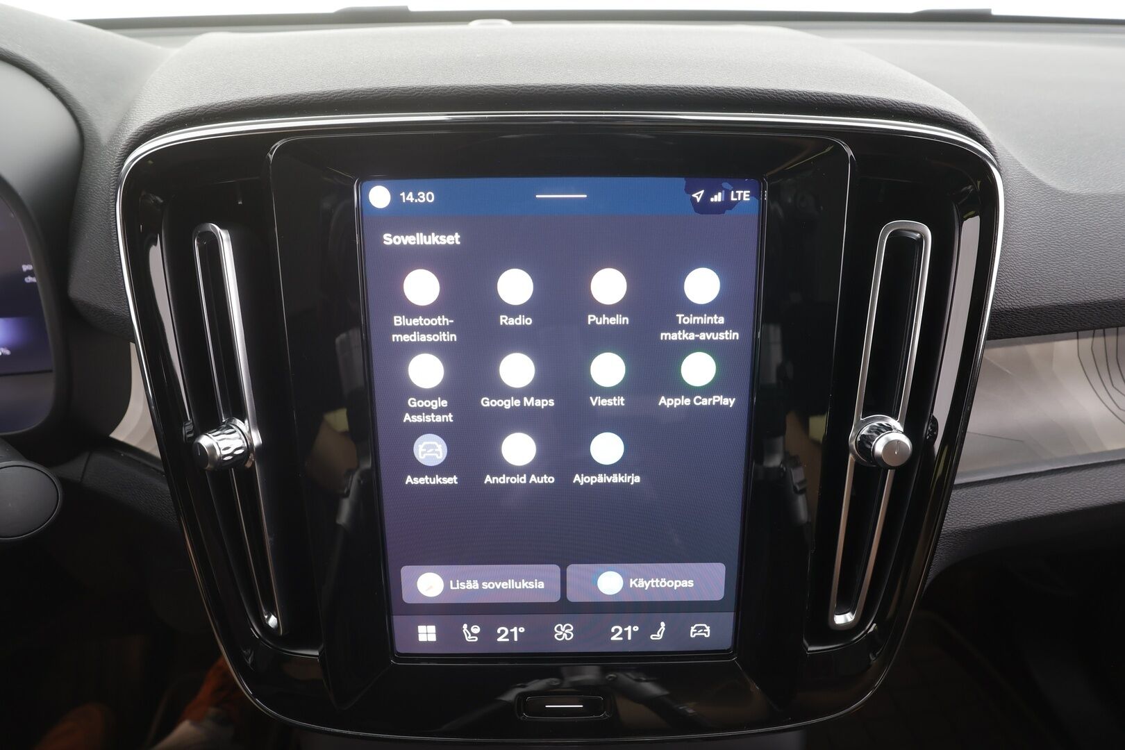 Volvo C40 2023 Recharge Plus Edition - | Pilot assist | ILP | Koukku | Lasikatto | Muistipenkki | P.kamera | Sporttipenkit | Keyless | Apple&Android | Kahde Renkaat | Koti&Kauppalaturi |
