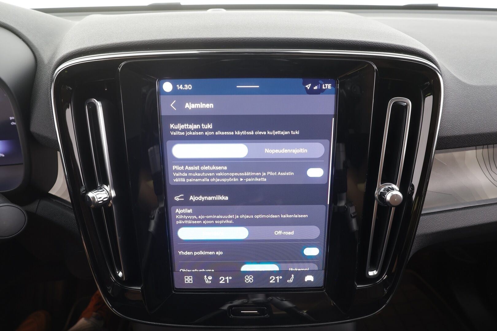 Volvo C40 2023 Recharge Plus Edition - | Pilot assist | ILP | Koukku | Lasikatto | Muistipenkki | P.kamera | Sporttipenkit | Keyless | Apple&Android | Kahde Renkaat | Koti&Kauppalaturi |
