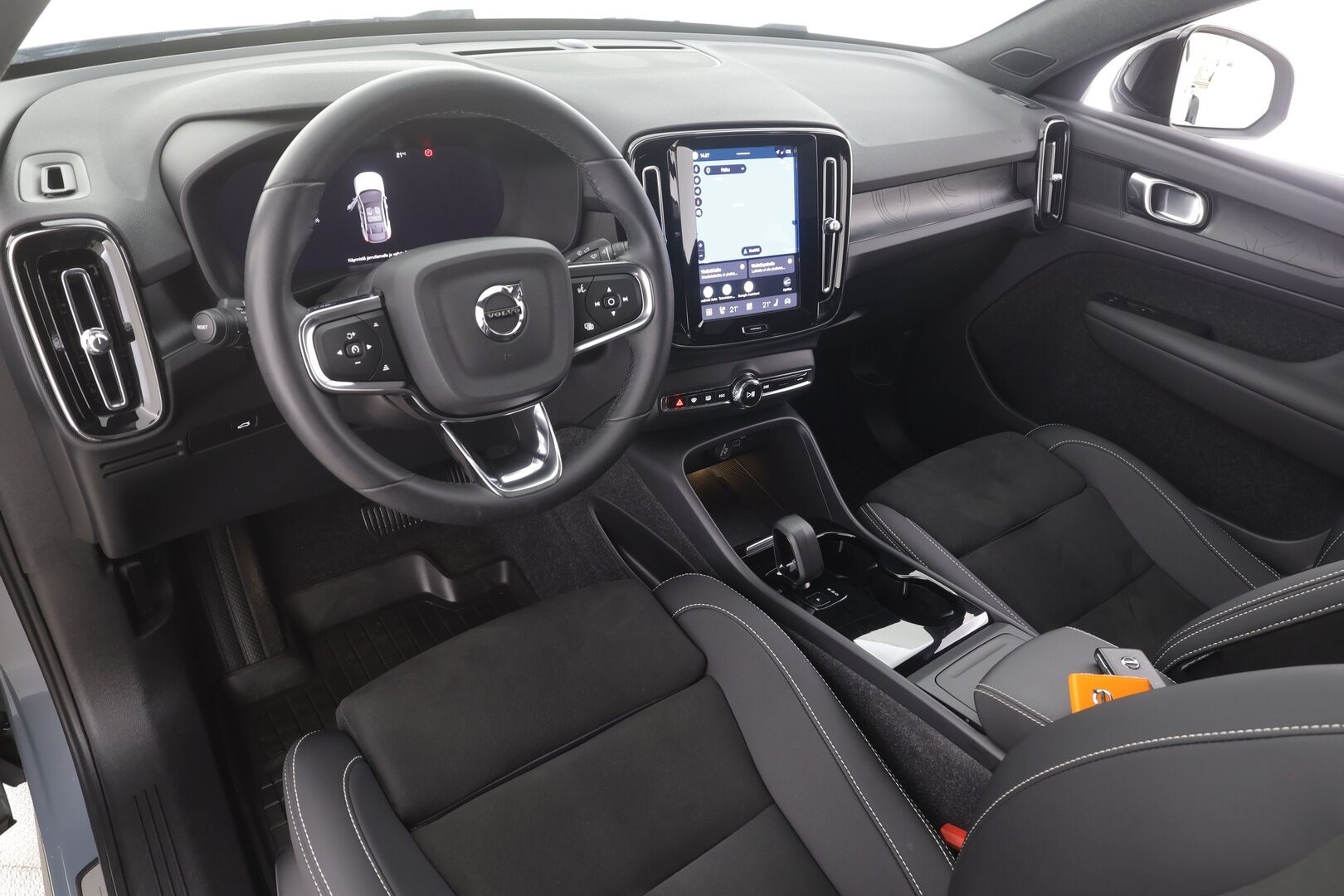 Volvo C40 2023 Recharge Plus Edition - | Pilot assist | ILP | Koukku | Lasikatto | Muistipenkki | P.kamera | Sporttipenkit | Keyless | Apple&Android | Kahde Renkaat | Koti&Kauppalaturi |