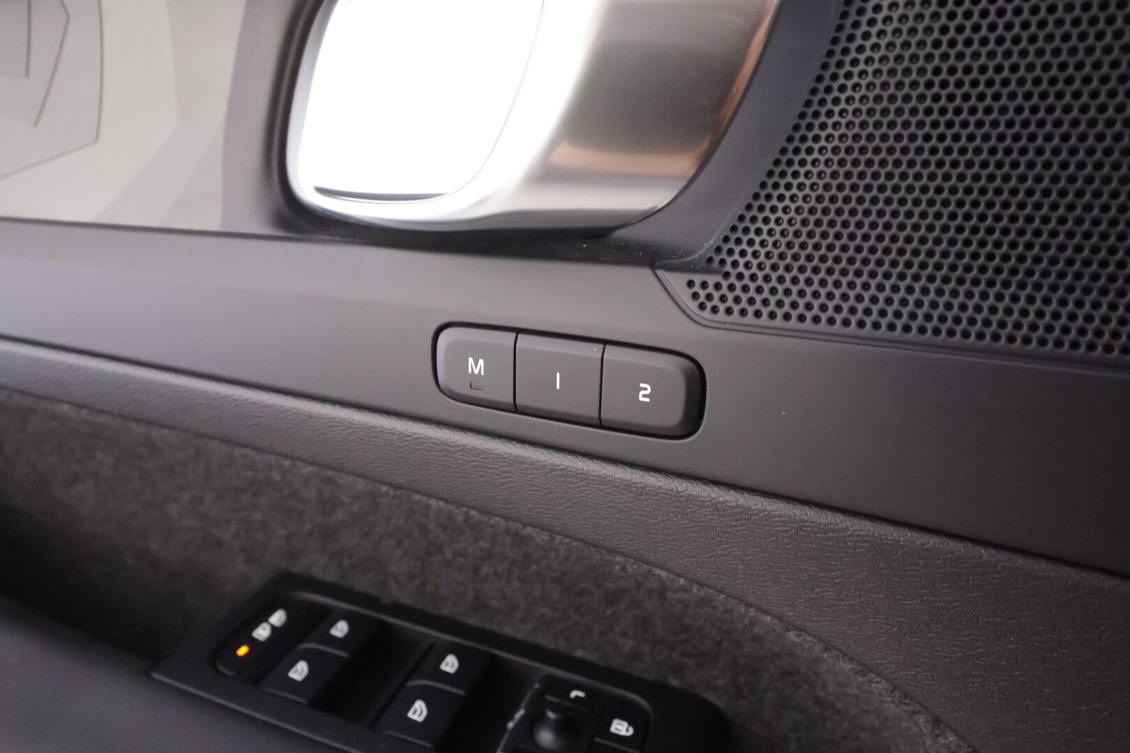 Volvo C40 2023 Recharge Plus Edition - | Pilot assist | ILP | Koukku | Lasikatto | Muistipenkki | P.kamera | Sporttipenkit | Keyless | Apple&Android | Kahde Renkaat | Koti&Kauppalaturi |