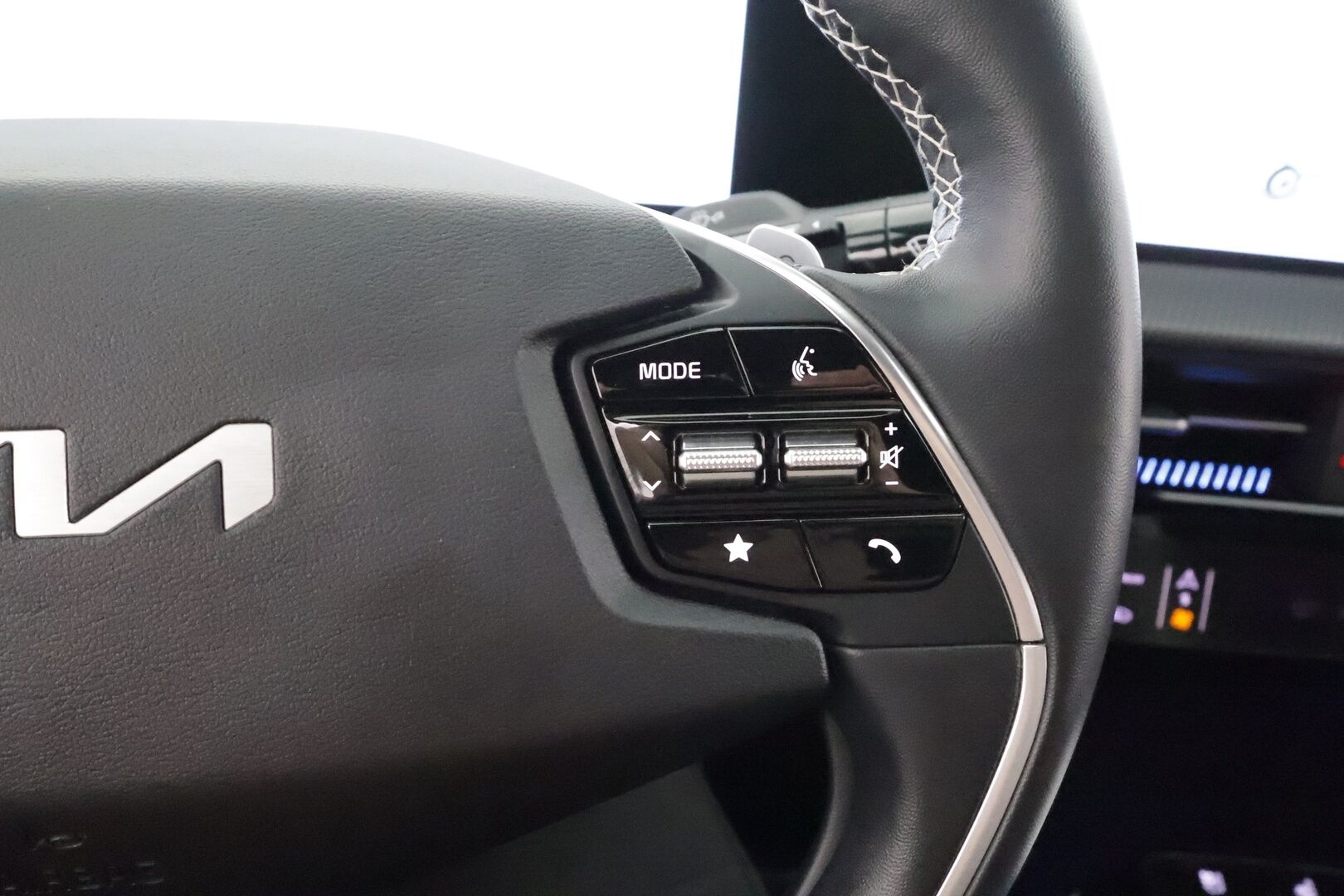 KIA EV6 2022 GT-Line AWD 325 hv * HUD / ILP / Koukku / ACC / Meridian / 360 / Ilmastoitu Muistipenkki / Navi - Akku kuntotarkastettu / Kahdet renkaat aluvanteilla / Merkkihuollettu