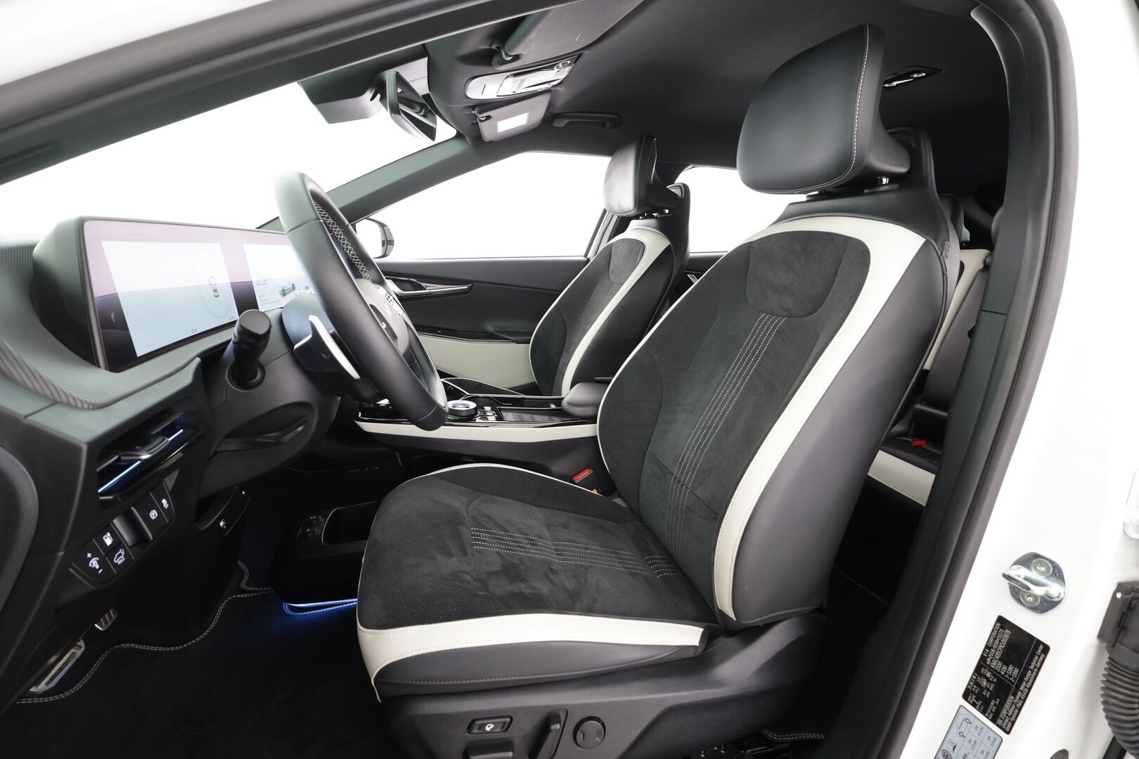 KIA EV6 2022 GT-Line AWD 325 hv * HUD / ILP / Koukku / ACC / Meridian / 360 / Ilmastoitu Muistipenkki / Navi - Akku kuntotarkastettu / Kahdet renkaat aluvanteilla / Merkkihuollettu