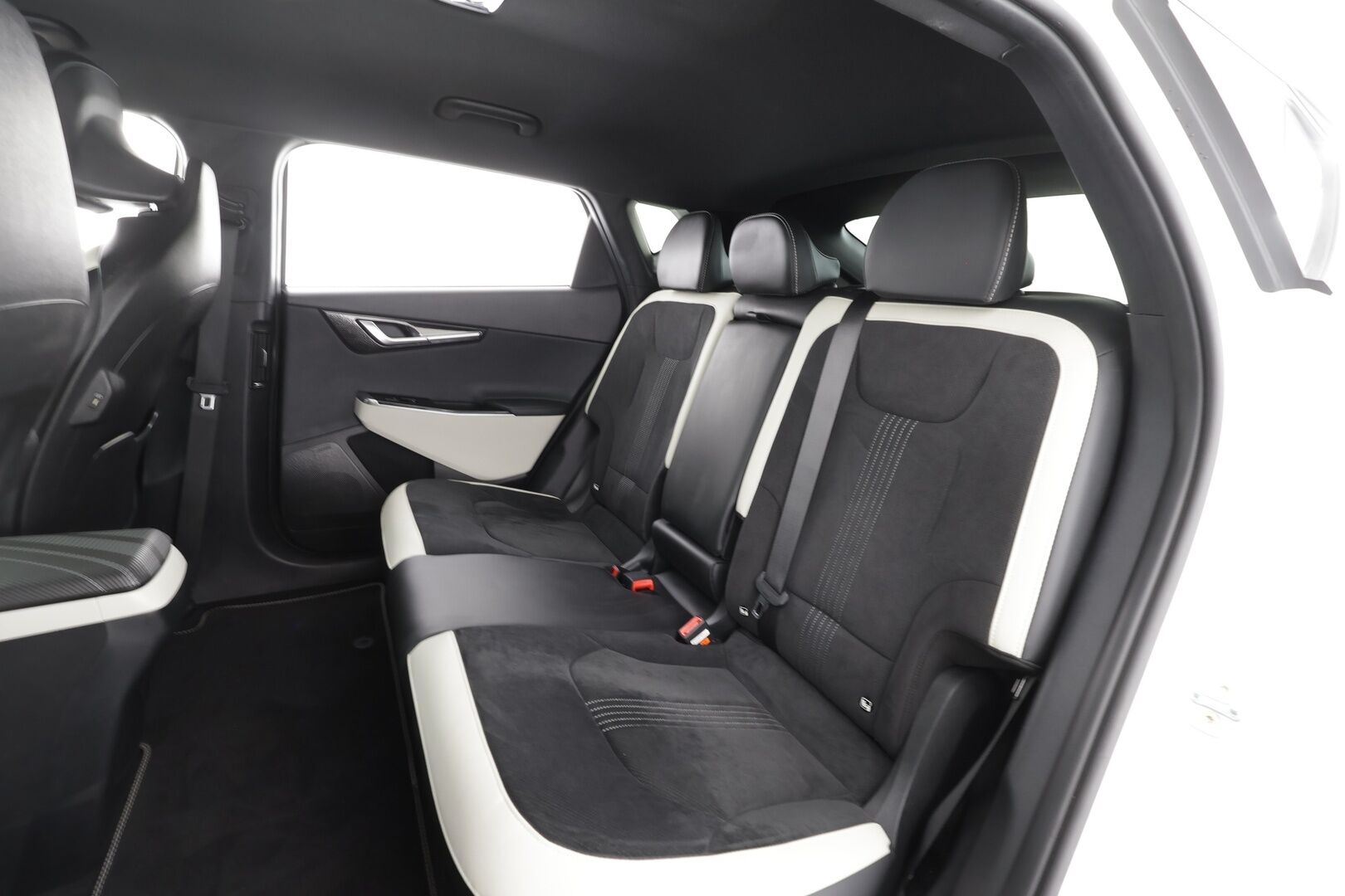 KIA EV6 2022 GT-Line AWD 325 hv * HUD / ILP / Koukku / ACC / Meridian / 360 / Ilmastoitu Muistipenkki / Navi - Akku kuntotarkastettu / Kahdet renkaat aluvanteilla / Merkkihuollettu