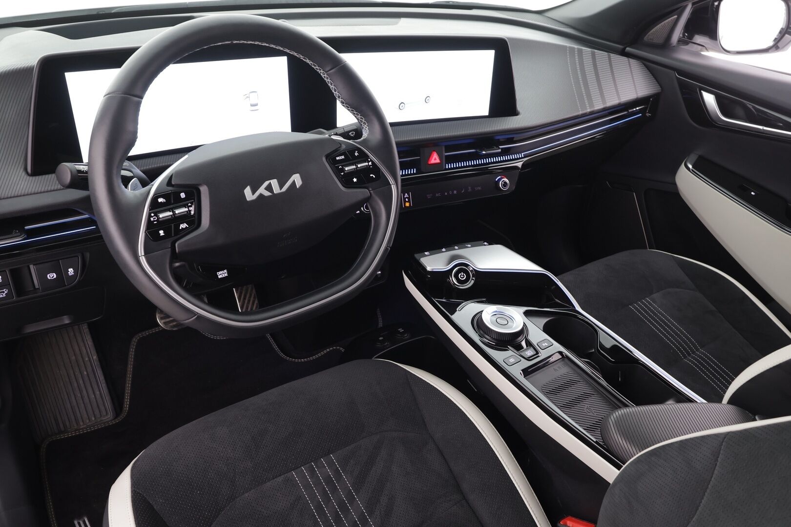 KIA EV6 2022 GT-Line AWD 325 hv * HUD / ILP / Koukku / ACC / Meridian / 360 / Ilmastoitu Muistipenkki / Navi - Akku kuntotarkastettu / Kahdet renkaat aluvanteilla / Merkkihuollettu