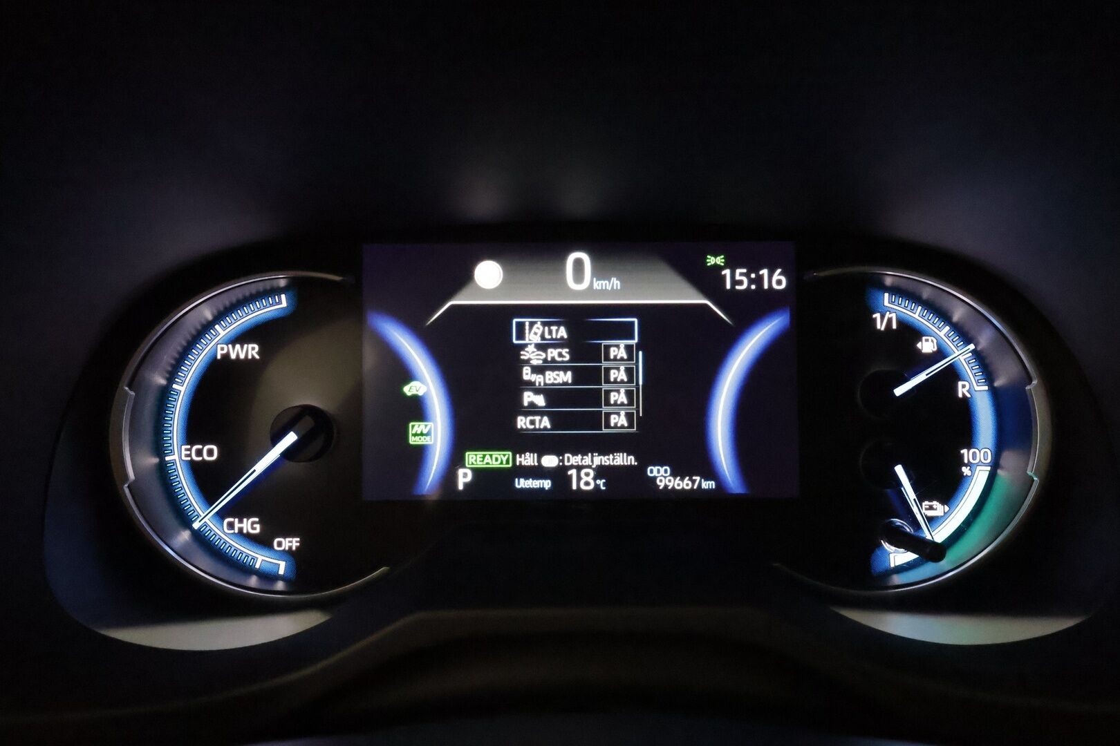 TOYOTA RAV4 PLUG-IN 2021 Hybrid 2,5 AWD-i Style ** Koukku / Adapt.Vakkari / P.Kamera / LED-valot / Kaistavahti / Apple&Android / KeylessGO ** - 3,99 % KORKOTARJOUS TÄHÄN AUTOON - 2x Renkaat / Akku Kuntotarkistettu!